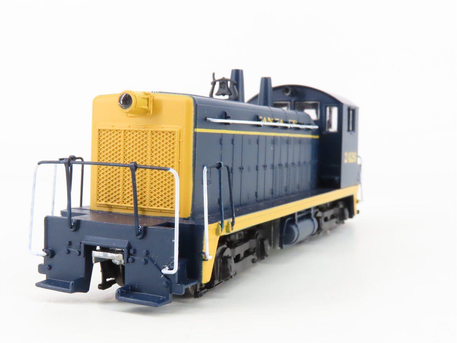 HO Scale Athearn 4005 ATSF Santa Fe SW7 Diesel Locomotive #2426