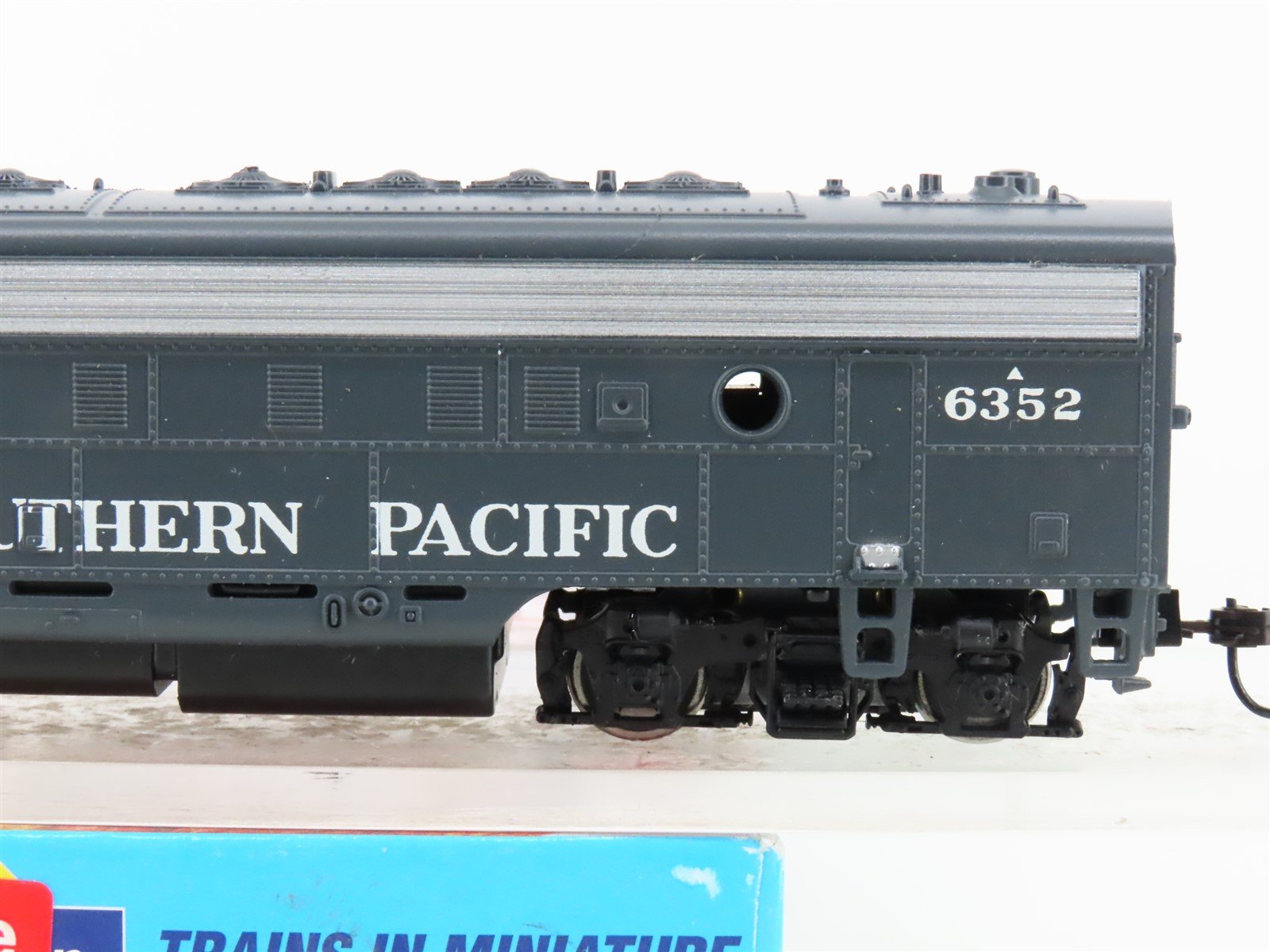 HO Scale Athearn 3209 SP Southern Pacific F7A Diesel Locomotive #6352