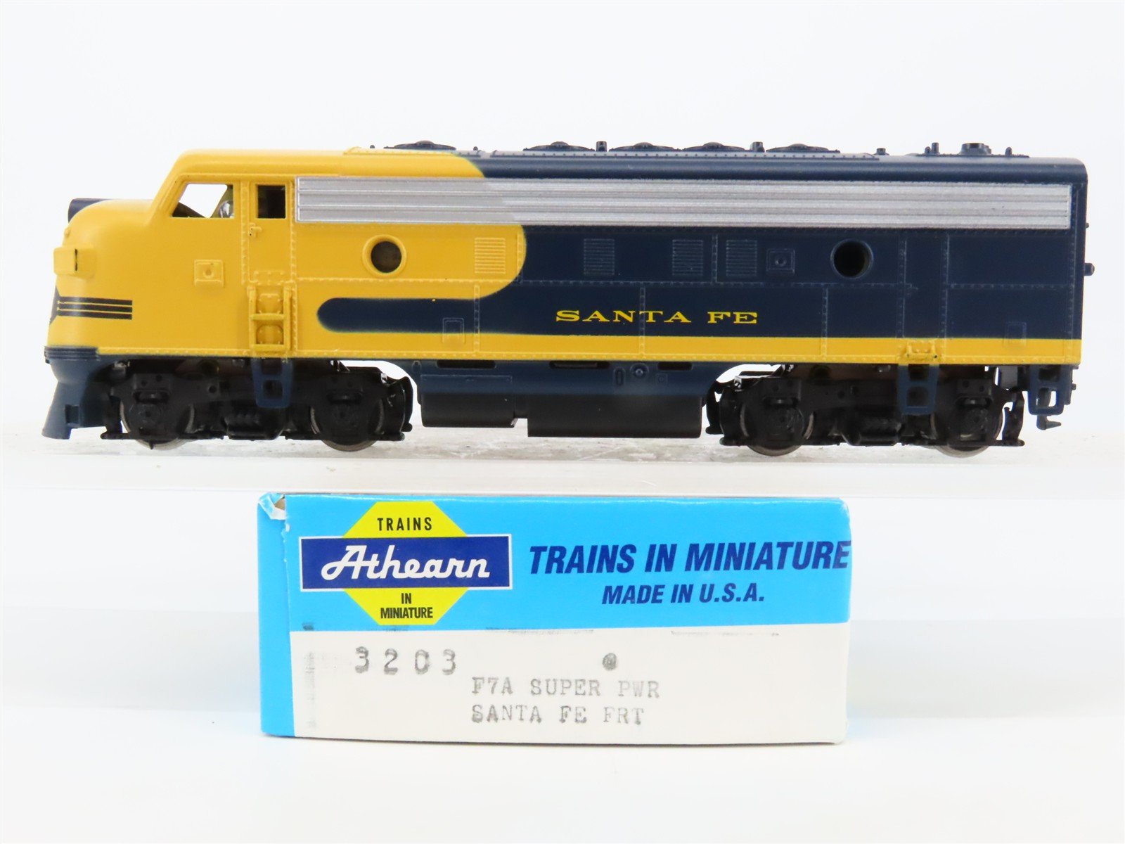 HO Scale Athearn 3203 ATSF Santa Fe EMD F7A Diesel Locomotive #285C