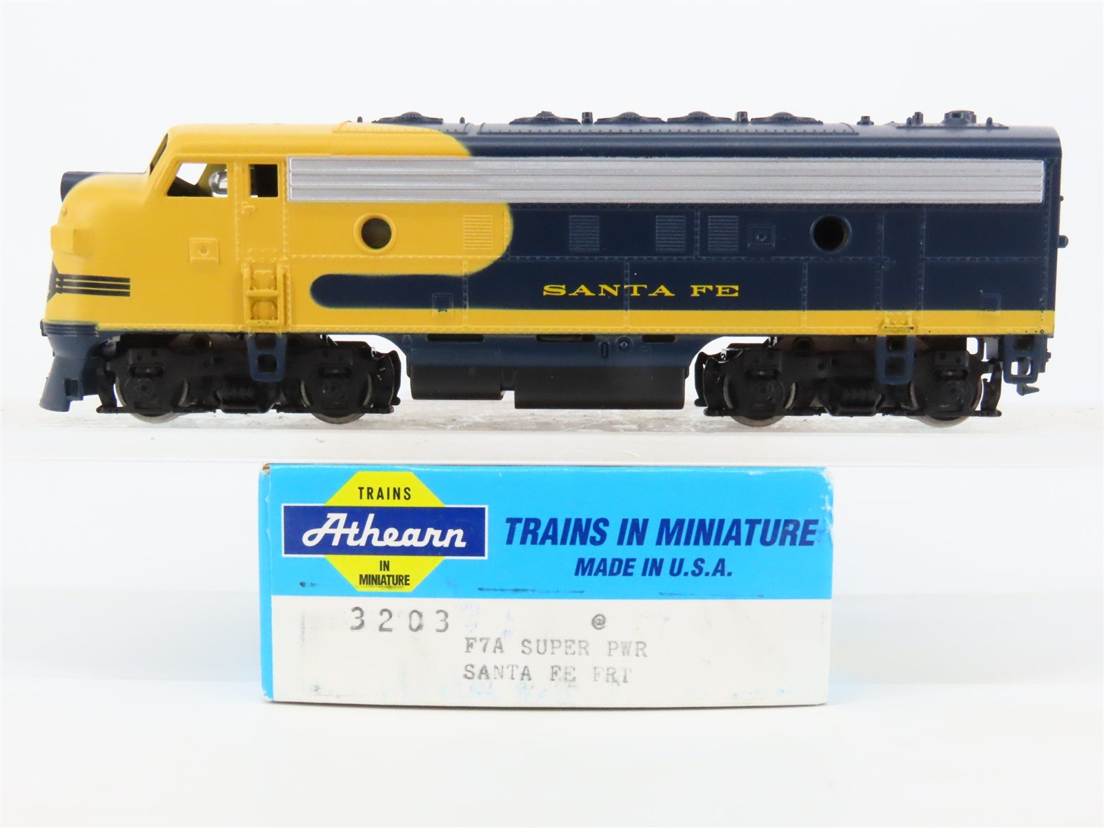 HO Scale Athearn 3203 ATSF Santa Fe EMD F7A Diesel Locomotive #285C