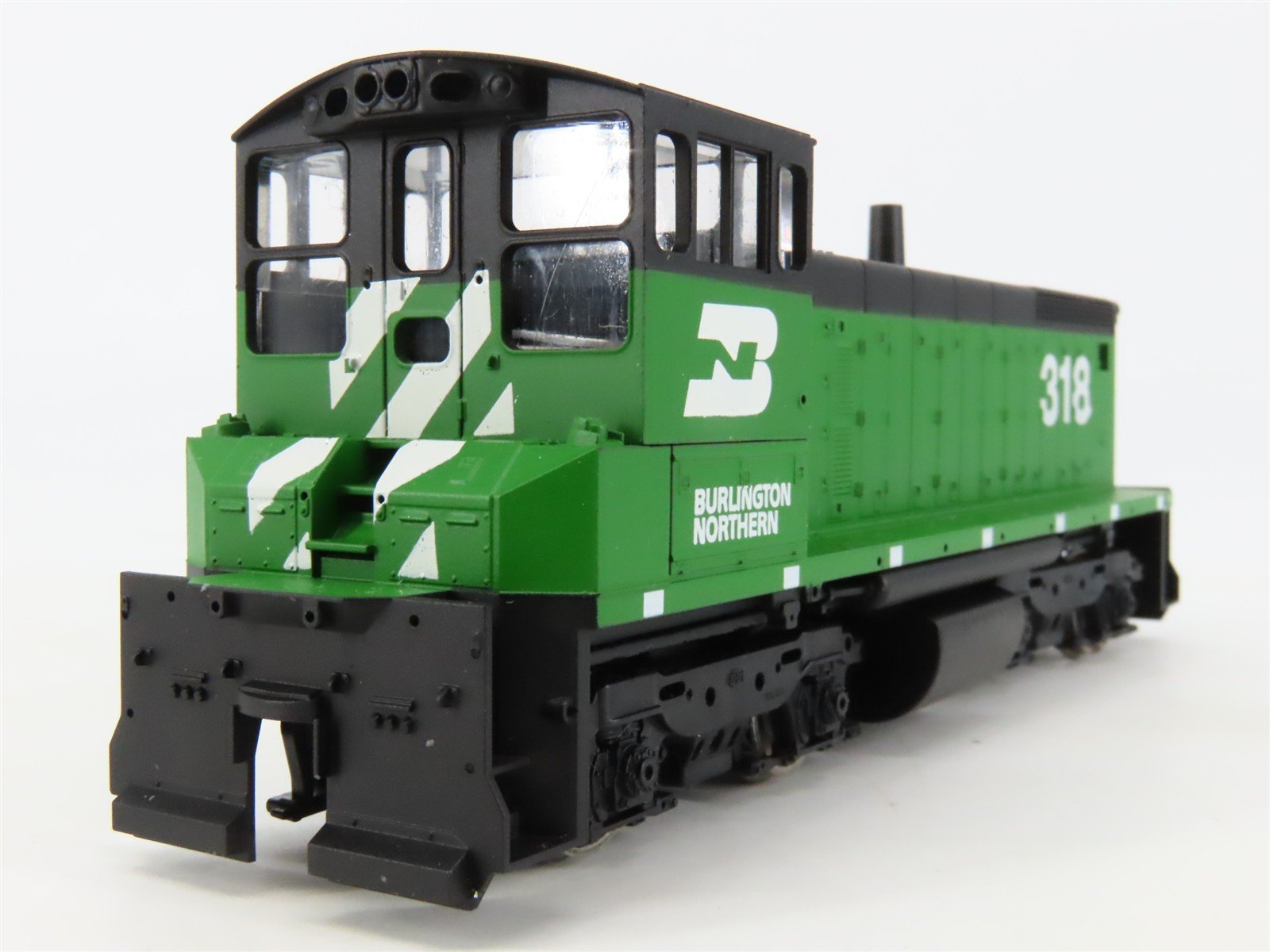 HO Scale Athearn 3902 BN Burlington Northern EMD SW1500 Diesel Switcher #318