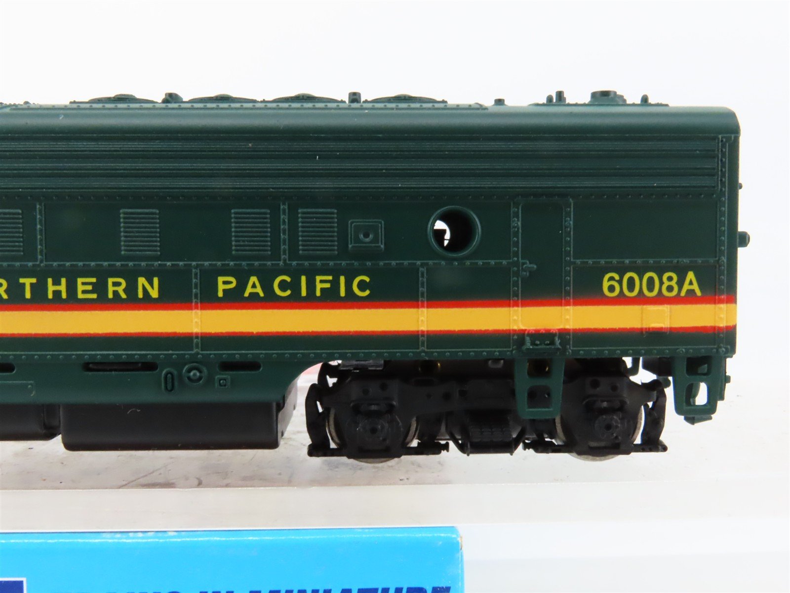 HO Scale Athearn 3229 NP Northern Pacific EMD F7A Diesel Locomotive #6008A