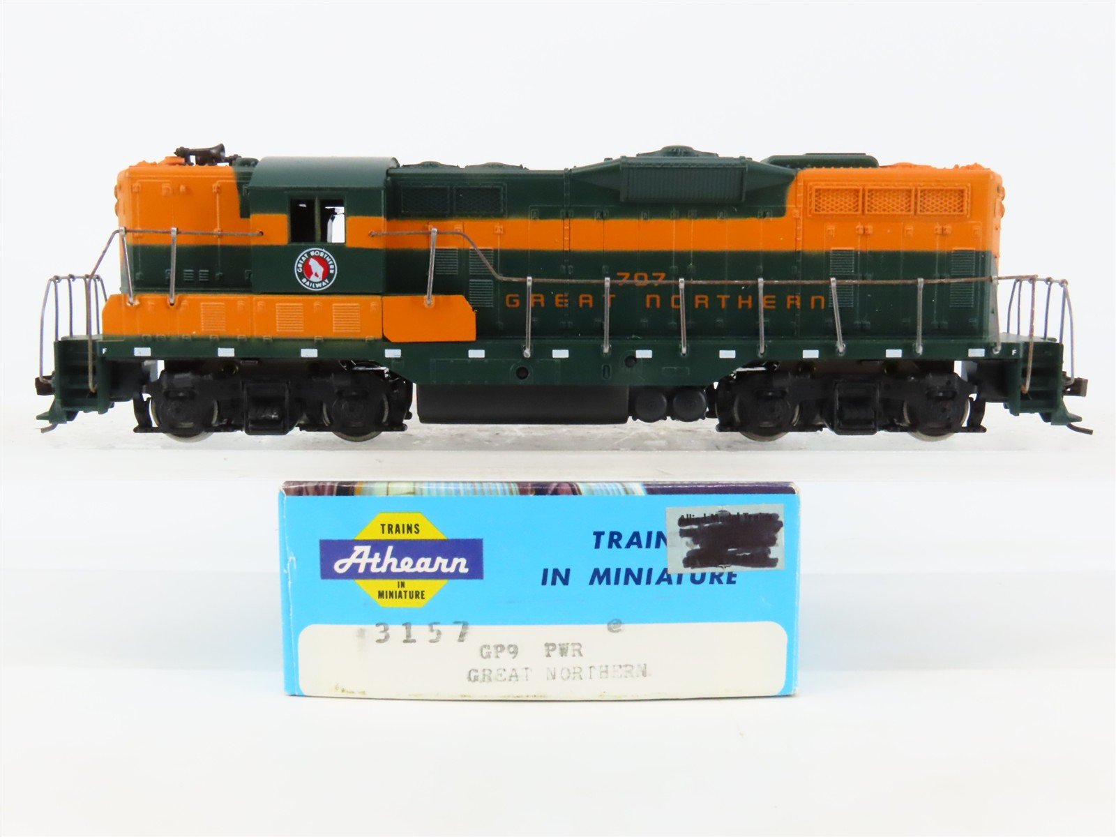 HO Scale Athearn 3157 GN Great Northern EMD GP9 Diesel Locomotive #707