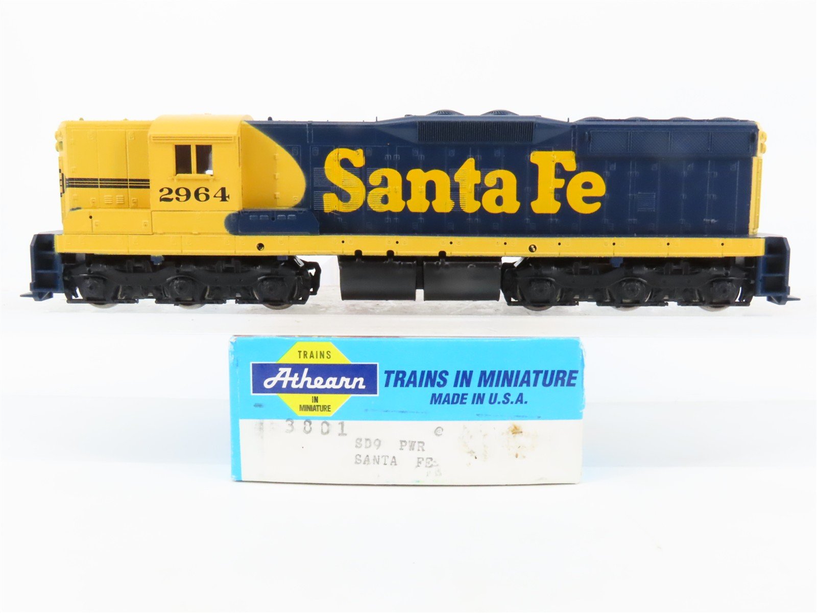 HO Scale Athearn 3801 ATSF Santa Fe EMD SD9 Diesel Locomotive #2964