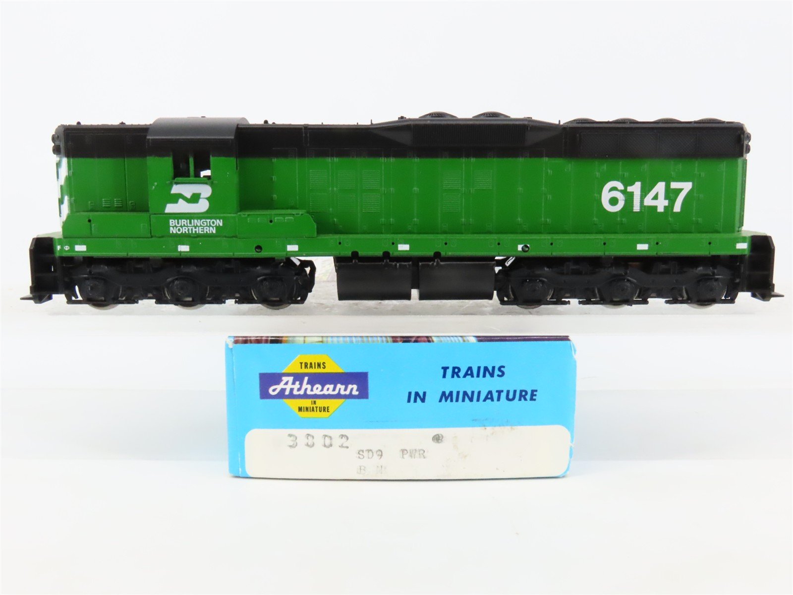 HO Scale Athearn 3802 BN Burlington Northern EMD SD9 Diesel Locomotive #6147