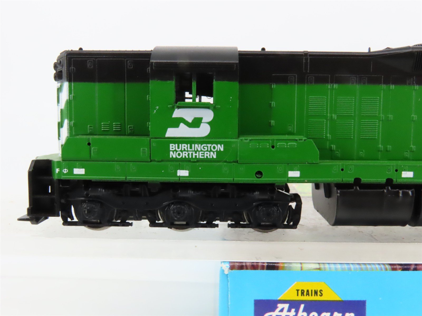 HO Scale Athearn 3802 BN Burlington Northern EMD SD9 Diesel Locomotive #6147