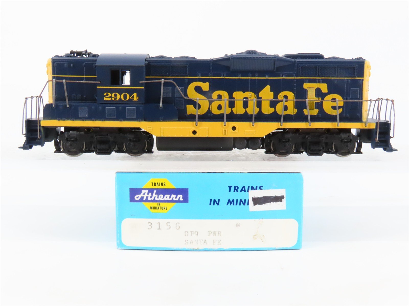 HO Scale Athearn 3156 ATSF Santa Fe EMD GP9 Diesel Locomotive #2904