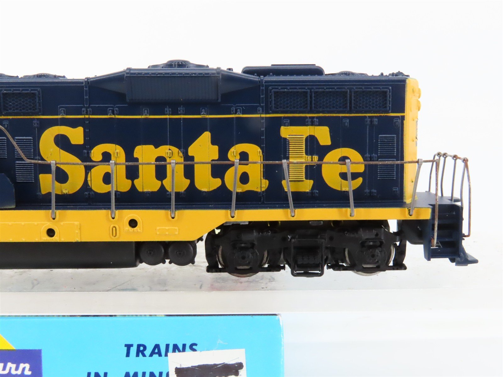 HO Scale Athearn 3156 ATSF Santa Fe EMD GP9 Diesel Locomotive #2904