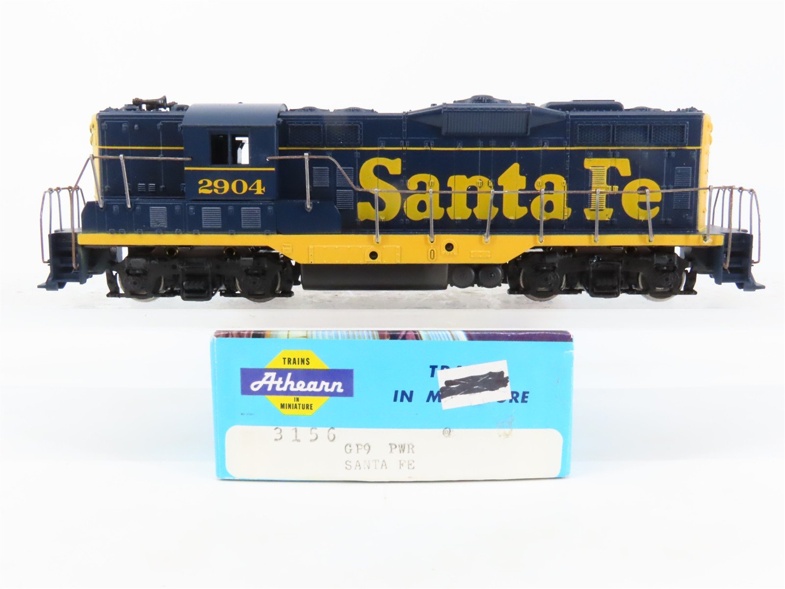 HO Scale Athearn 3156 ATSF Santa Fe EMD GP9 Diesel Locomotive #2904