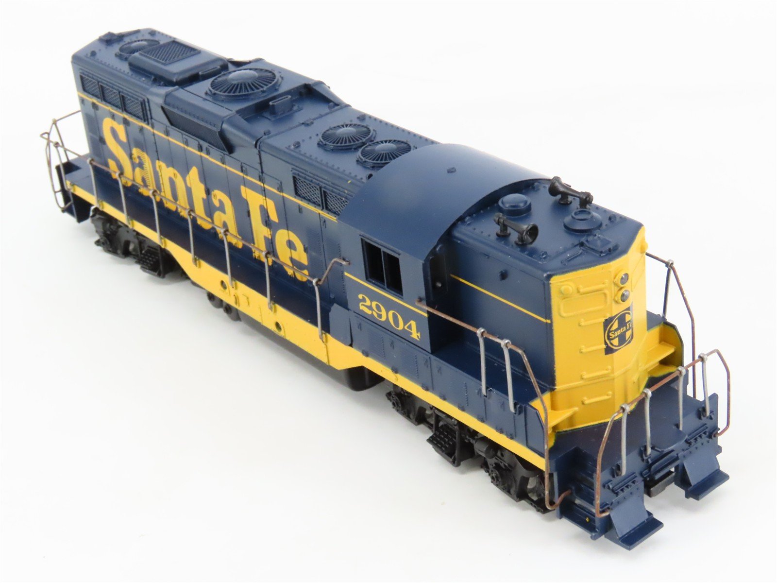 HO Scale Athearn 3156 ATSF Santa Fe EMD GP9 Diesel Locomotive #2904
