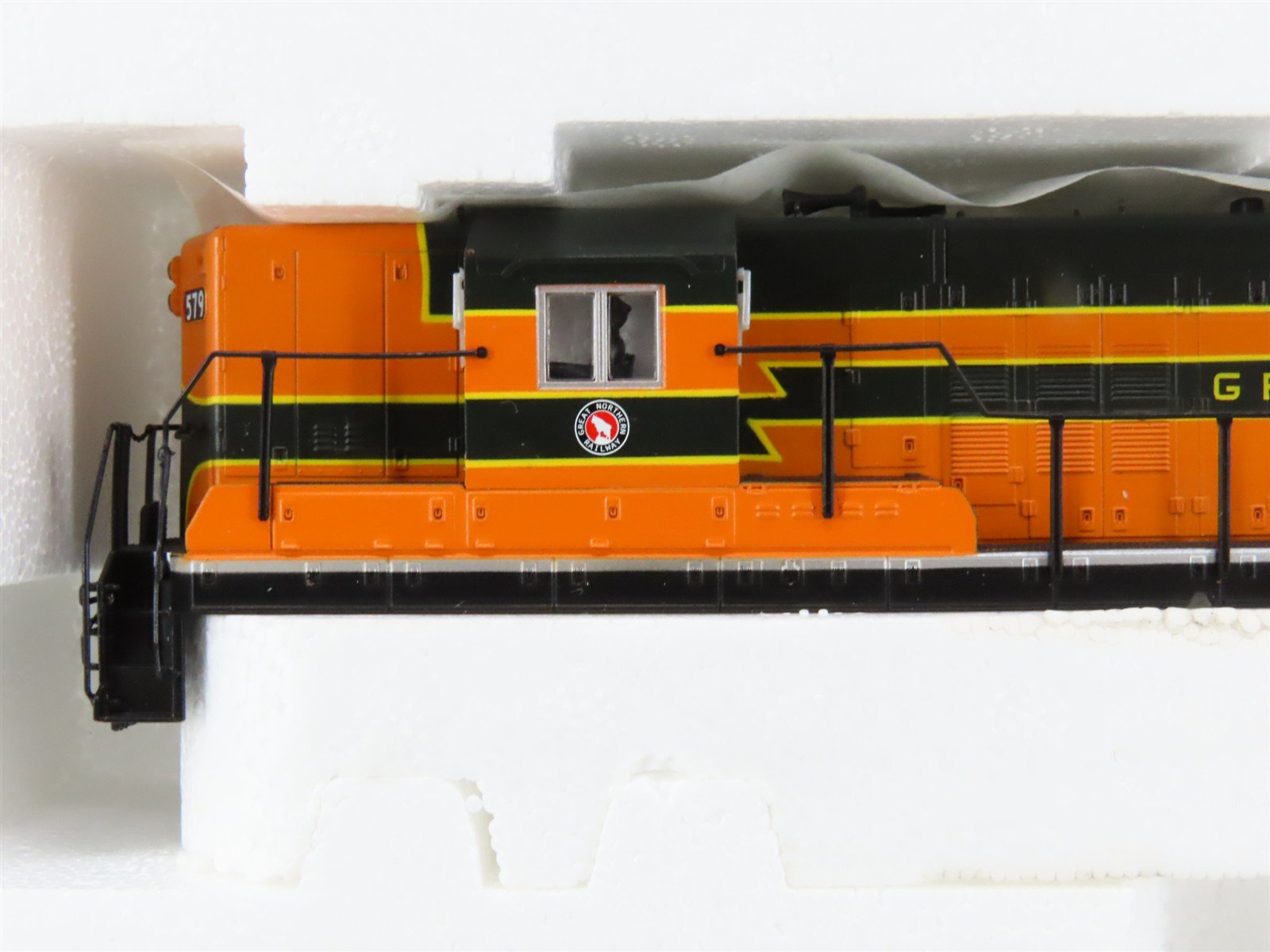 HO Scale Proto 2000 21190 GN Great Northern SD9 Diesel Locomotive #579