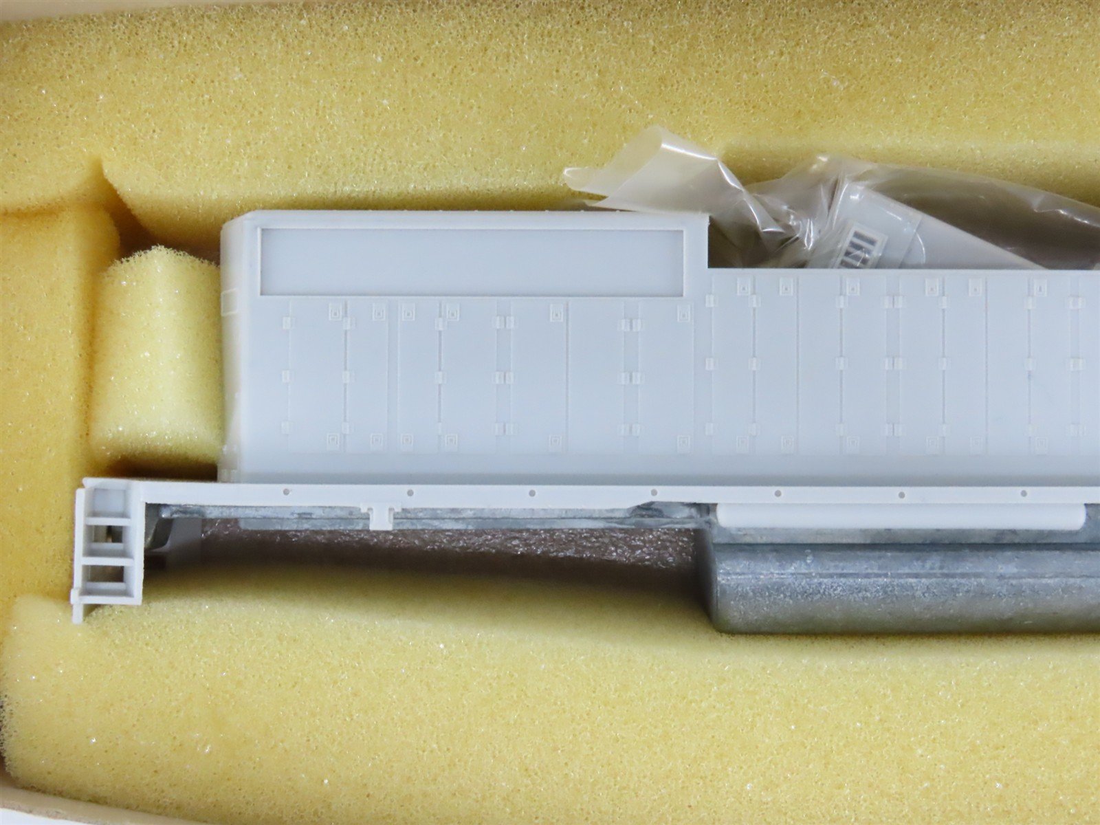HO Scale Rail Power 541 Undecorated EMD SD40 Diesel - SHELL & CHASSIS ONLY