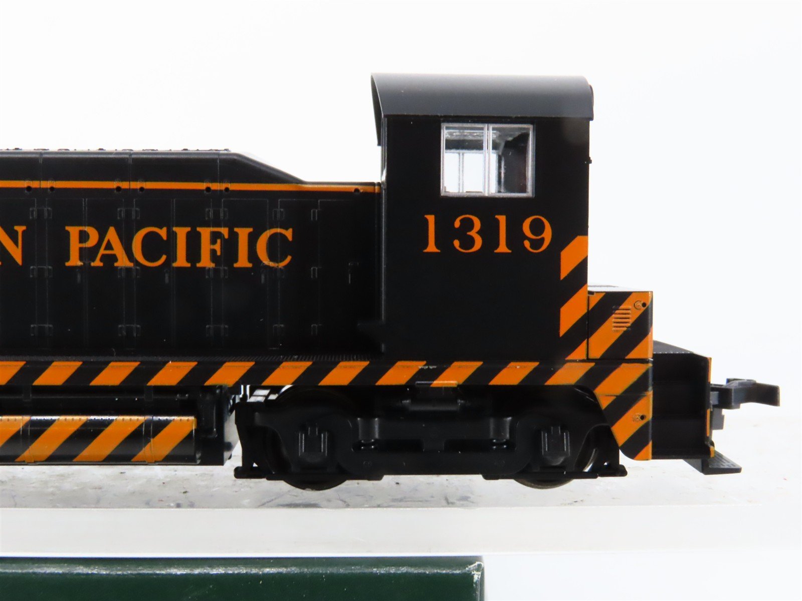 HO Scale KATO 37-1011 SP Southern Pacific EMD NW2 Ph. 1 Diesel Switcher #1319