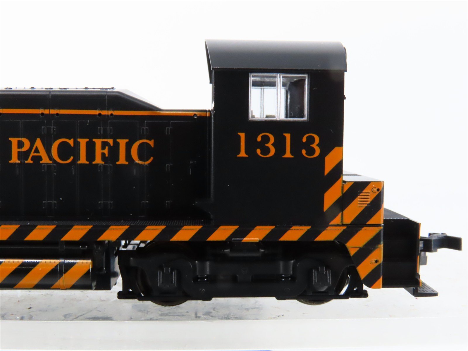 HO Scale KATO 37-1010 SP Southern Pacific EMD NW 2 Ph. 1 Diesel Switcher #1313