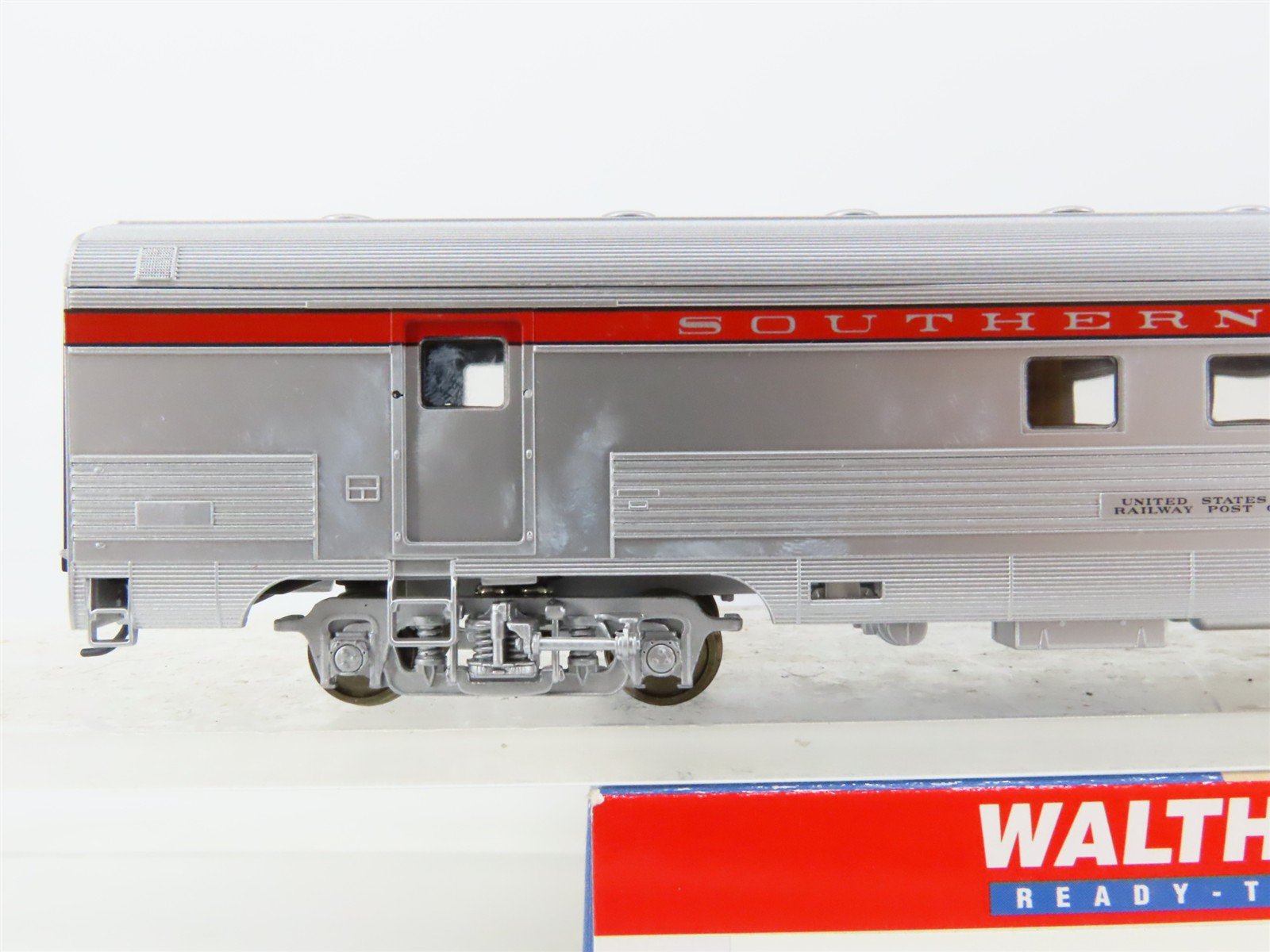 HO Scale Walthers RTR 932-6453 SP Southern Pacific 63' Budd RPO Passenger Car