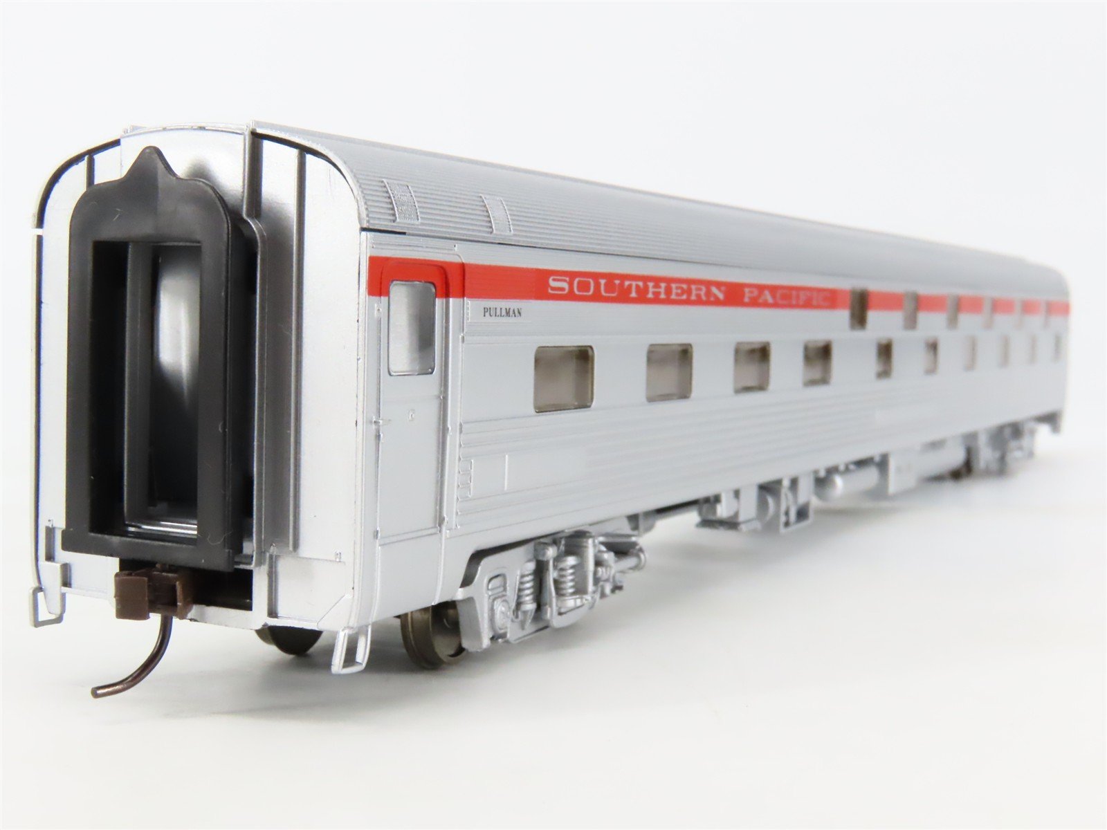 HO Walthers RTR 932-6373 SP Southern Pacific 85' Slumbercoach Passenger Car
