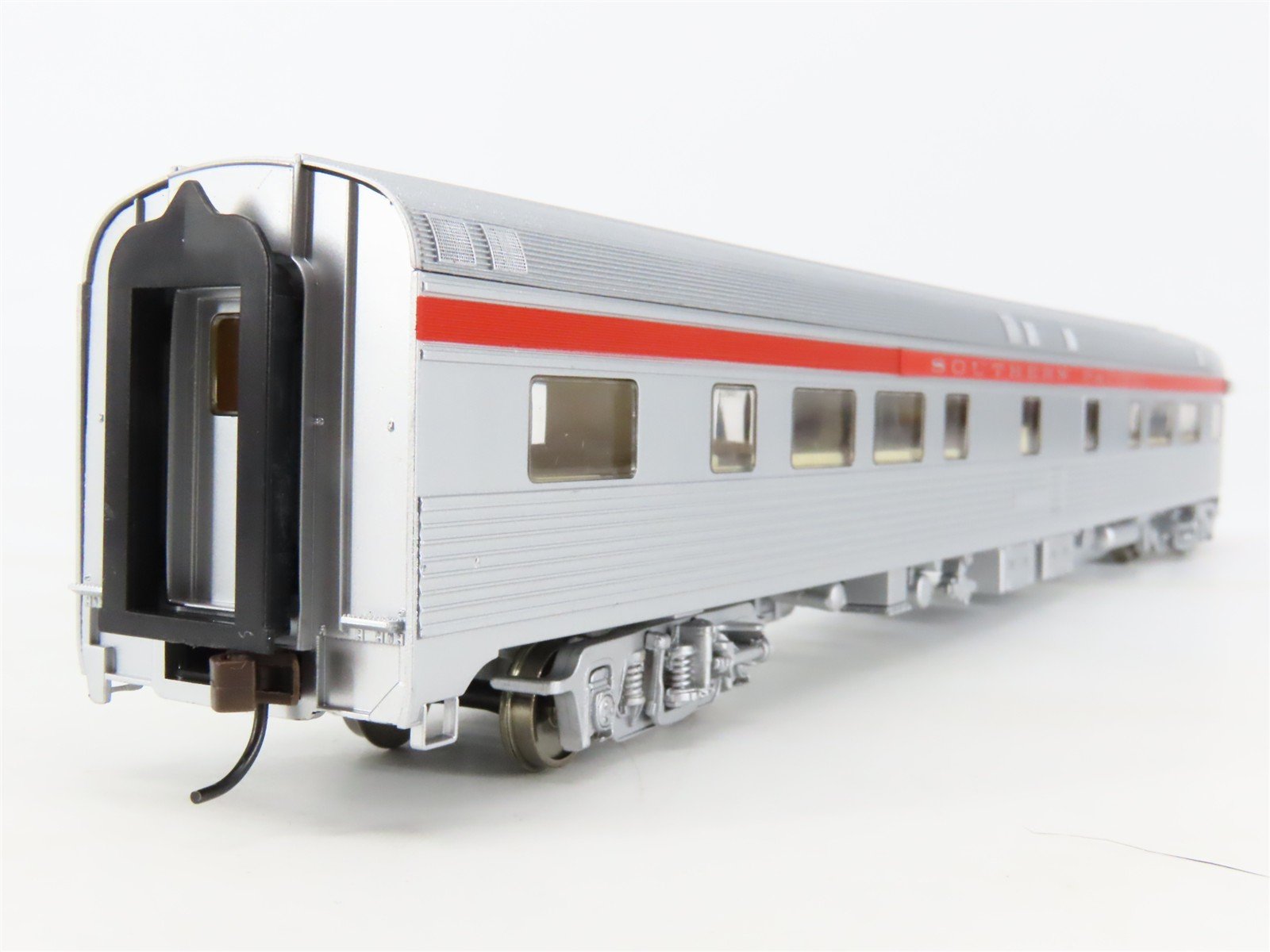 HO Scale Walthers RTR 932-6513 SP Southern Pacific Tavern-Obs Passenger Car