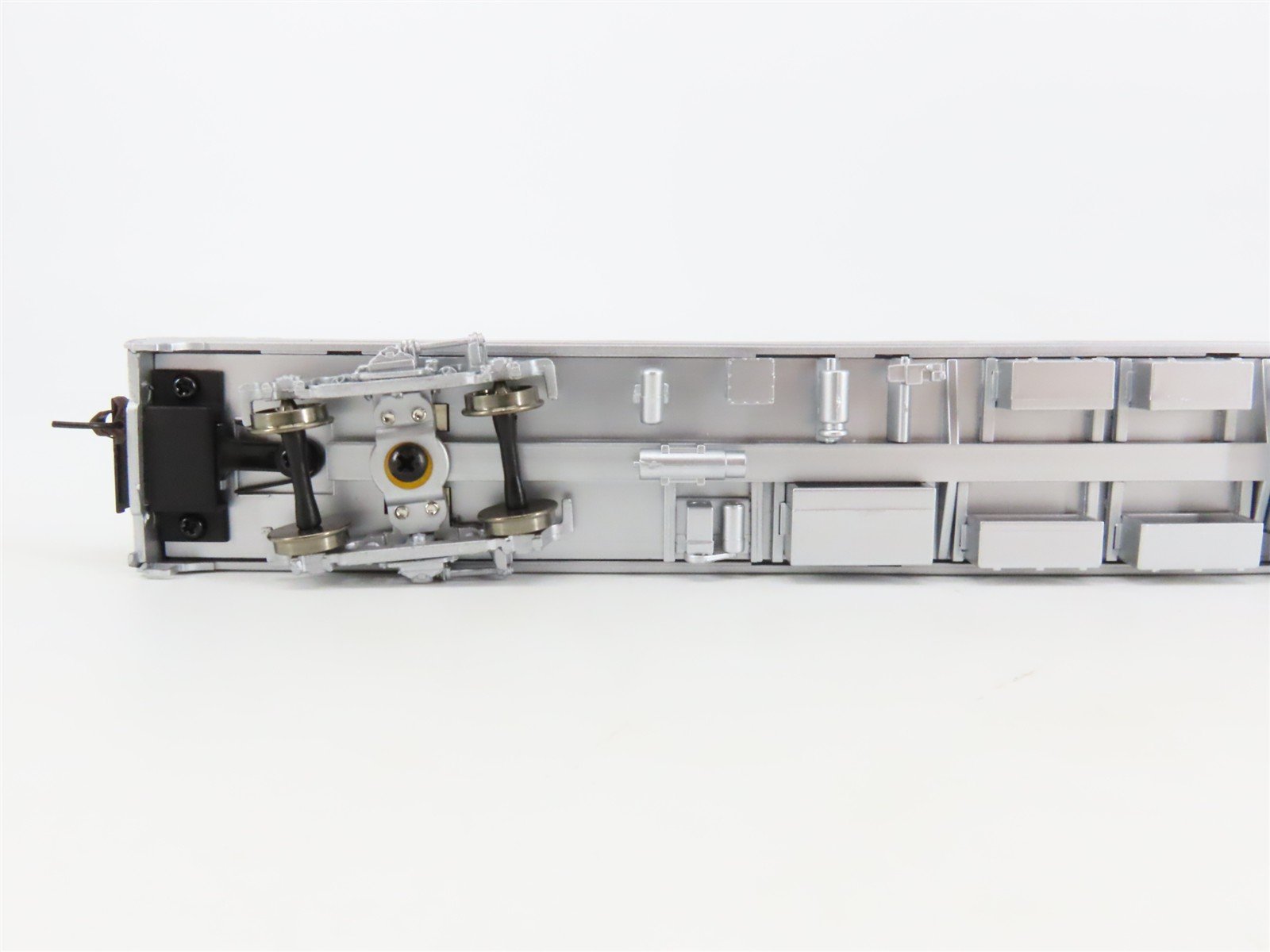 HO Scale Walthers RTR 932-6513 SP Southern Pacific Tavern-Obs Passenger Car