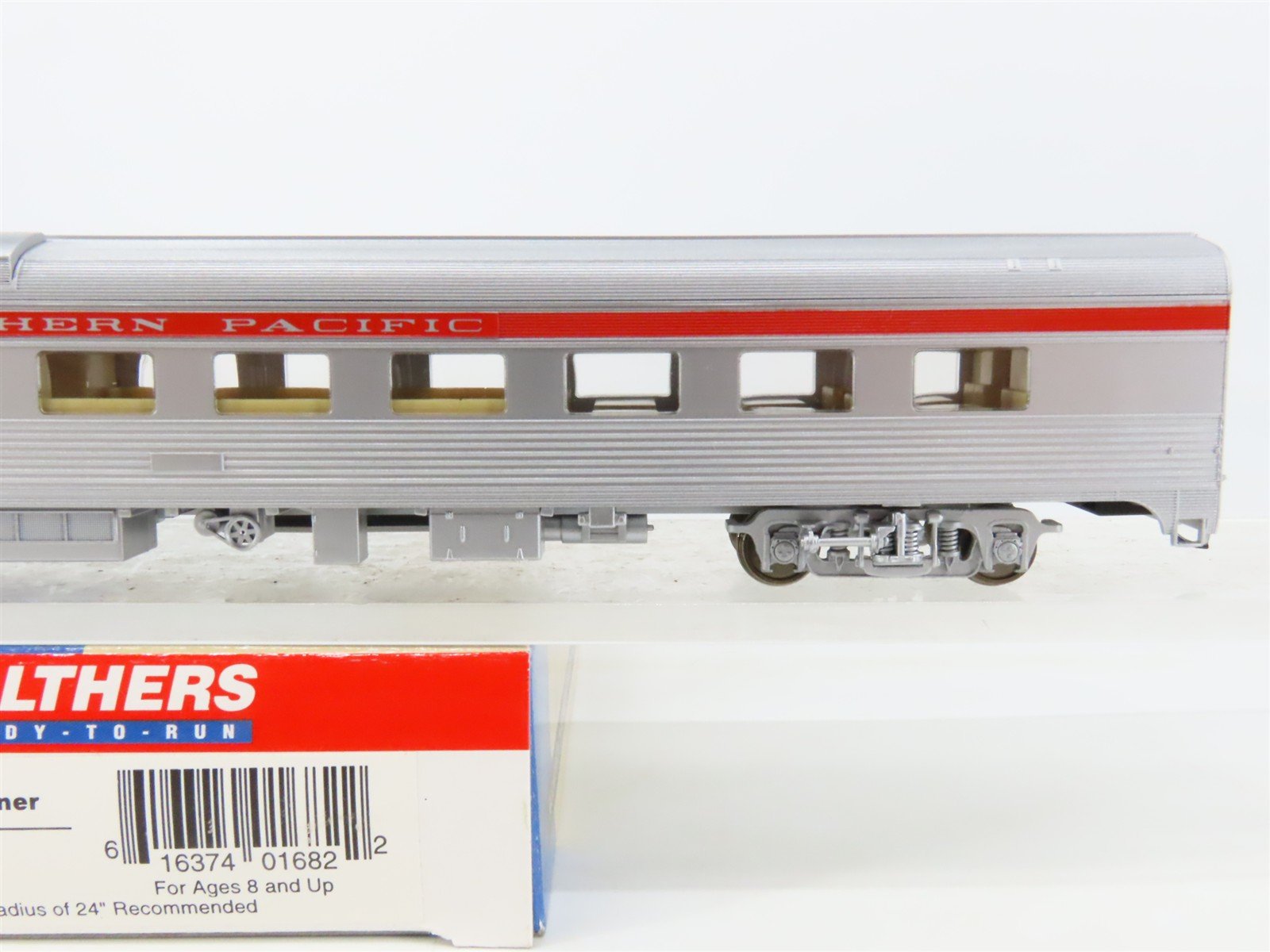 HO Scale Walthers RTR 932-6333 SP Southern Pacific Grill-Diner Passenger Car