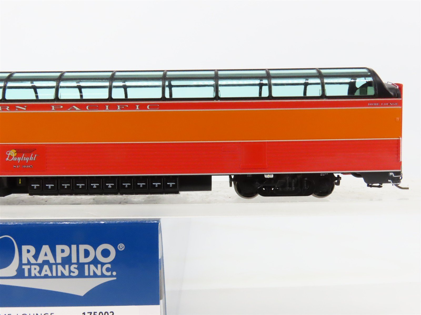 HO Rapido 175002 SP Southern Pacific Dome-Lounge Passenger Car #3605 wLights