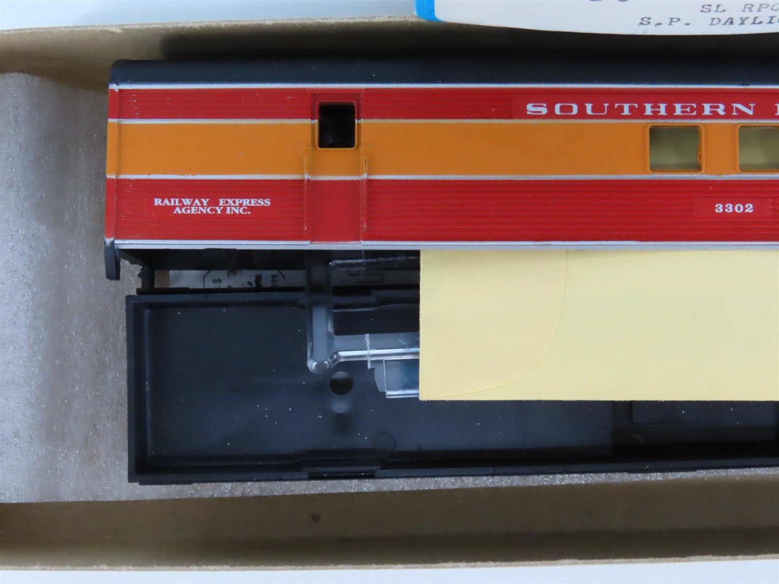 HO Scale Athearn 1808 SP Southern Pacific Daylight RPO Passenger Car #3302 Kit