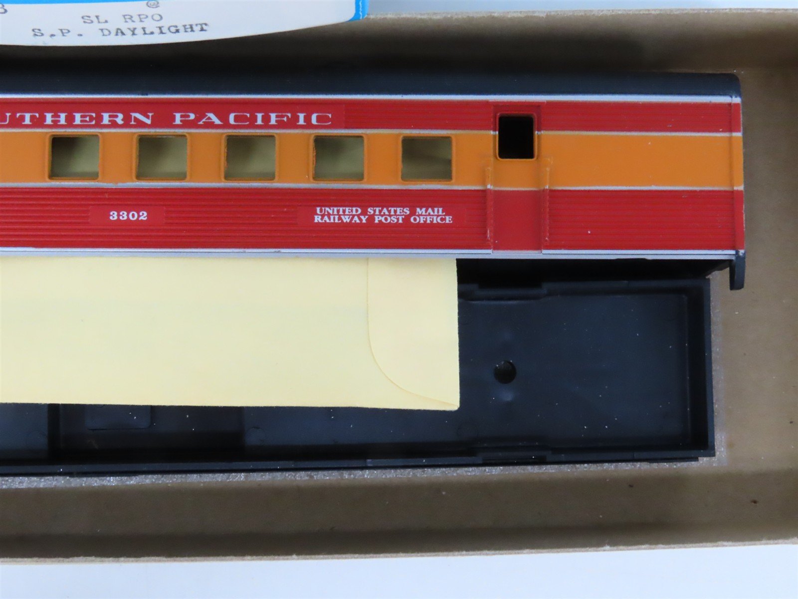 HO Scale Athearn 1808 SP Southern Pacific Daylight RPO Passenger Car #3302 Kit