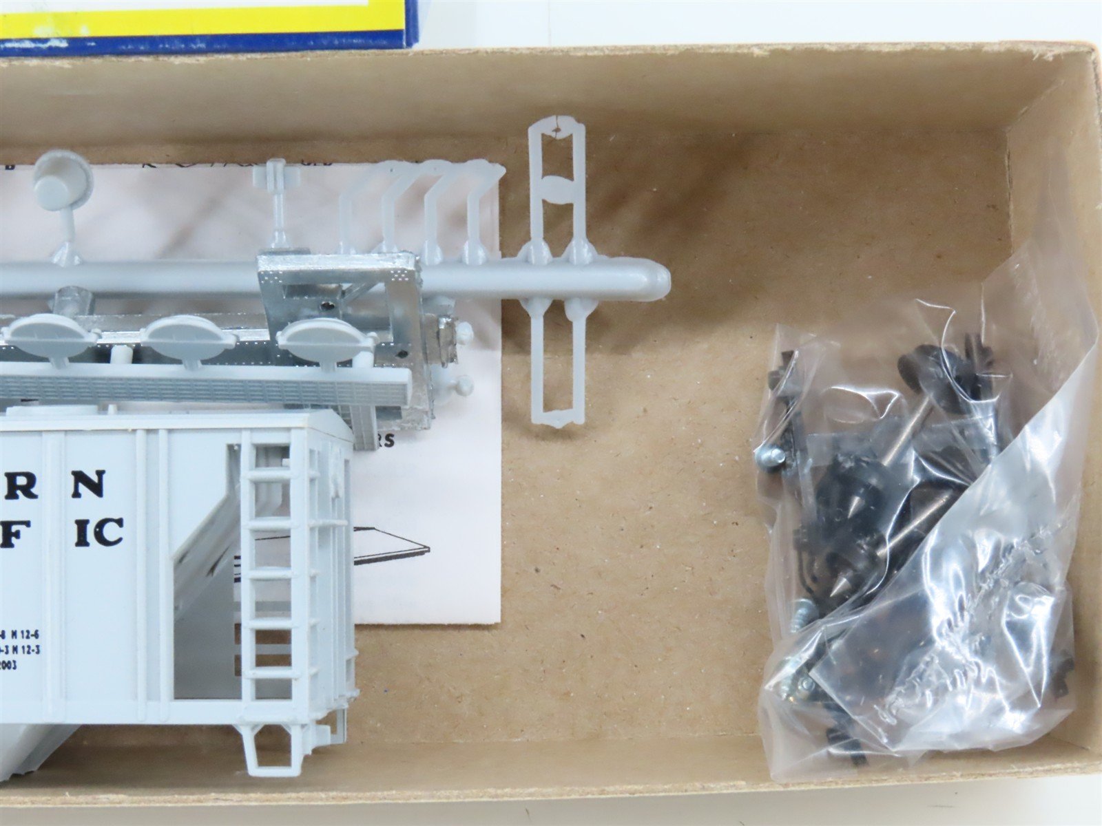 HO Scale Roundhouse Kit 2061 WP Western Pacific 2-Bay Covered Hopper #11319