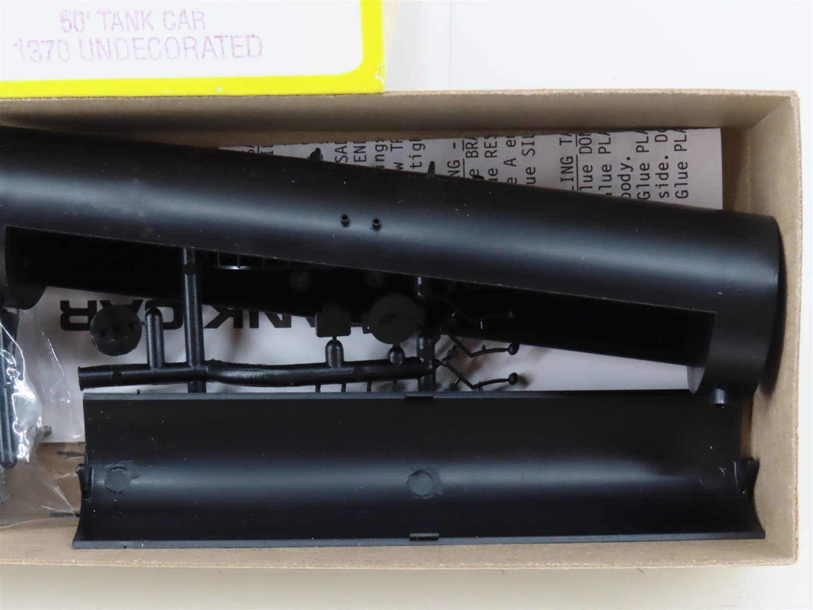 HO Scale Roundhouse Kit 1370 Undecorated 50' Tank Car
