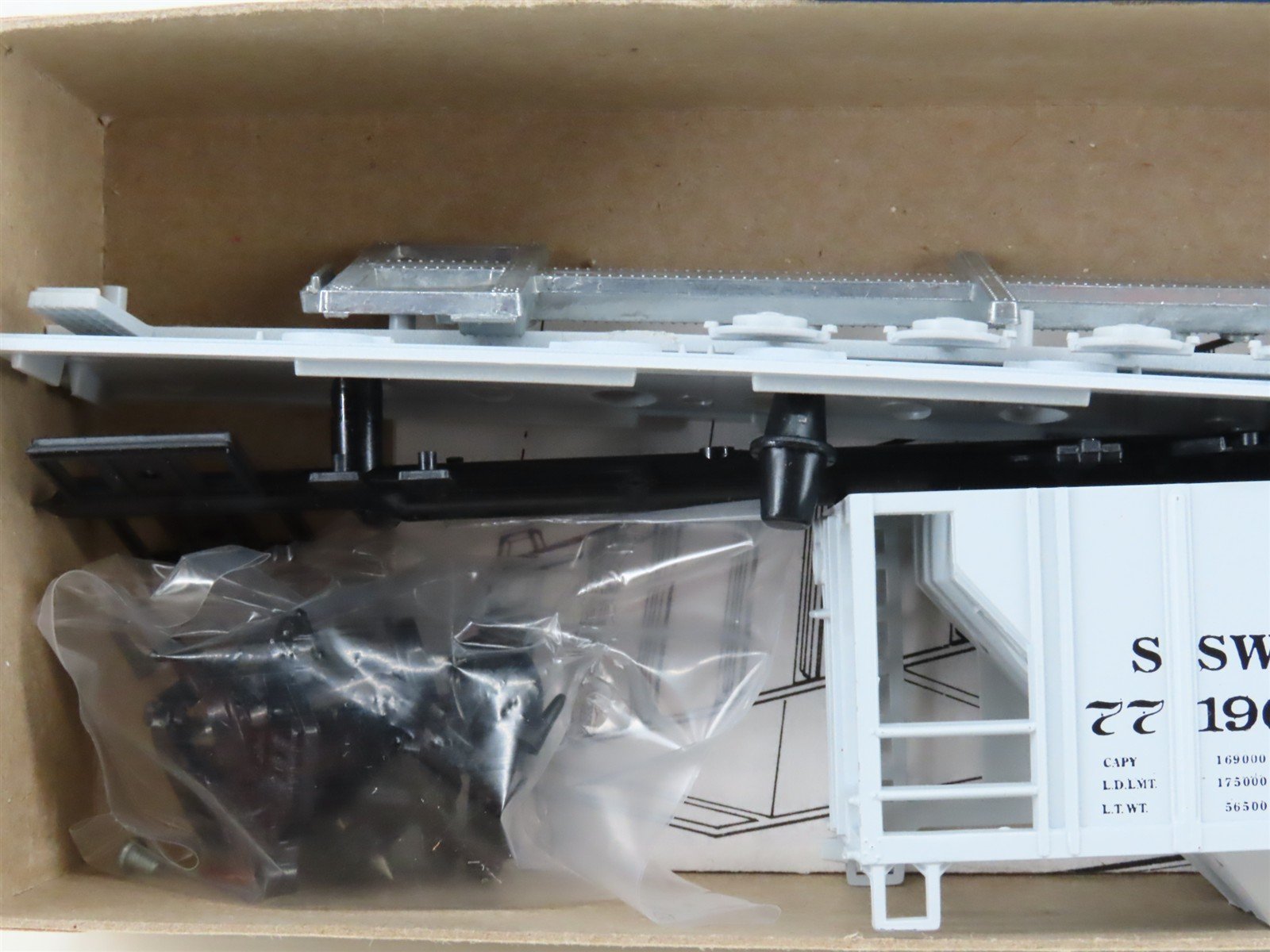 HO Scale Roundhouse Kit 1633 SSW Cotton Belt 2-Bay Covered Hopper #77196