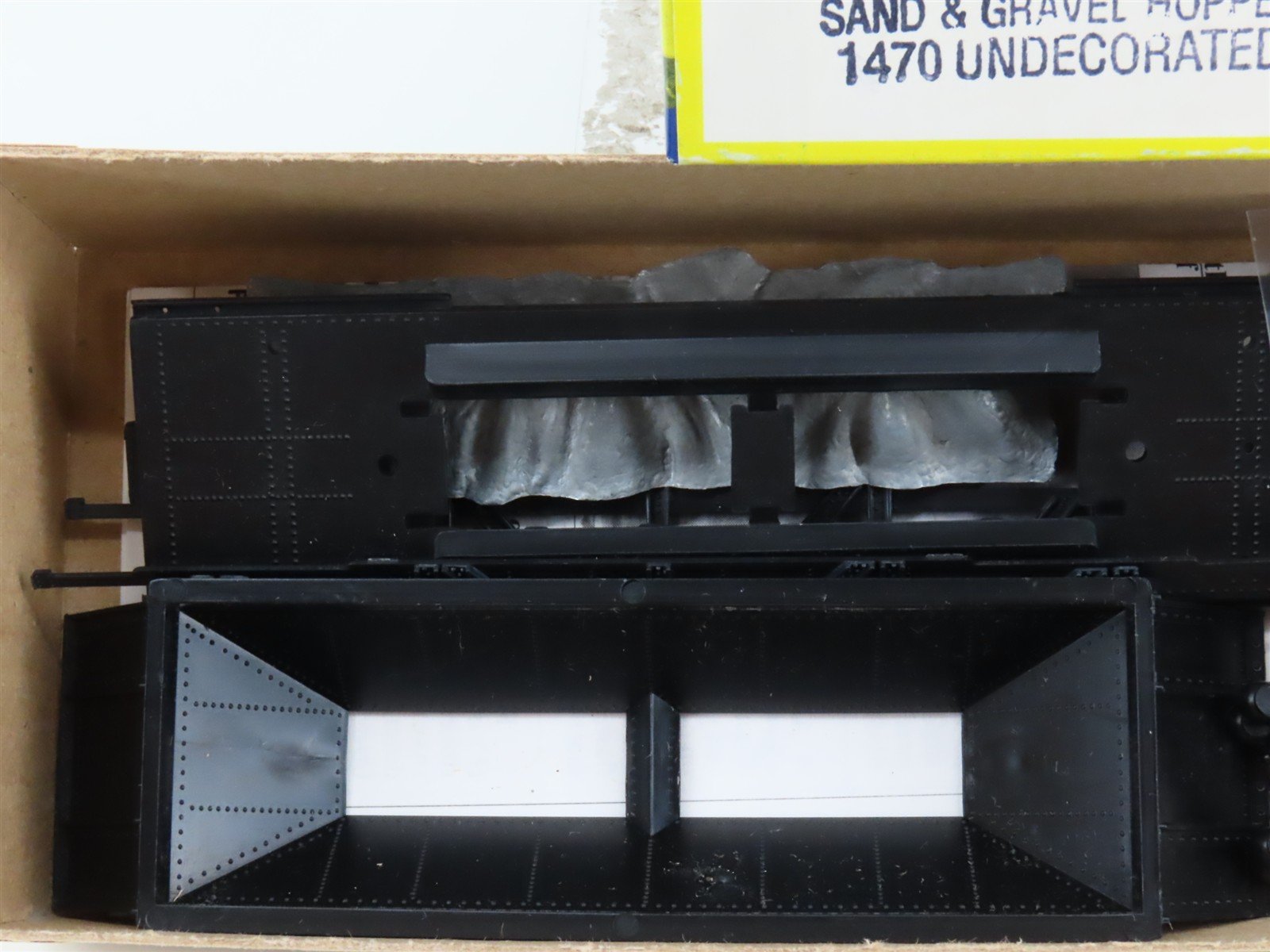 HO Scale Roundhouse Kit 1470 Undecorated Sand & Gravel Hopper