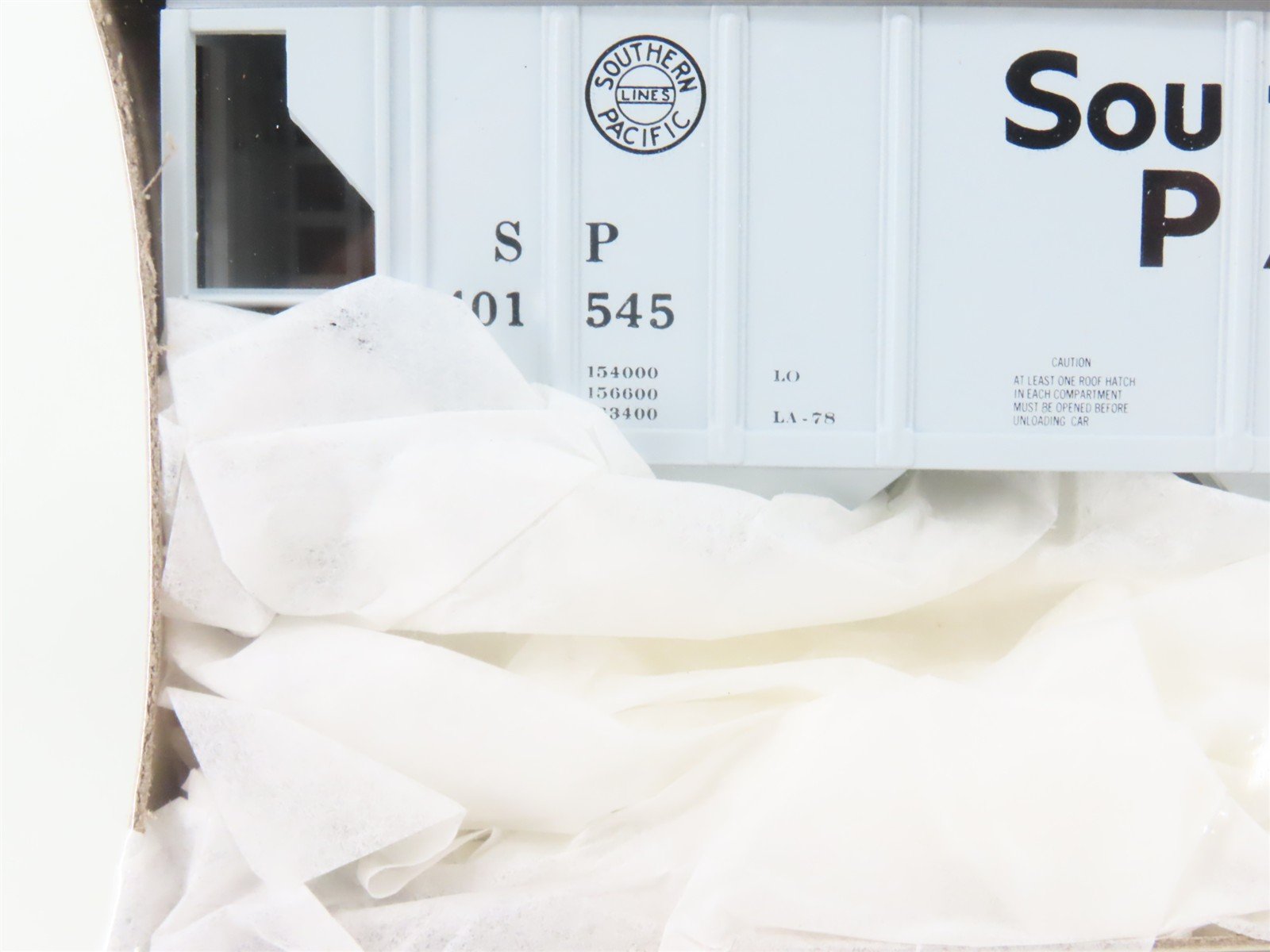 HO Roundhouse Kit 01435 SP Southern Pacific 2-Bay Covered Hopper #401545 -Sealed