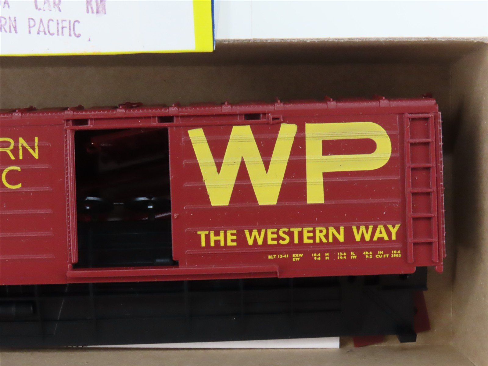 HO Scale Roundhouse Kit 1025 WP Western Pacific 40' Single Door Box Car #3416