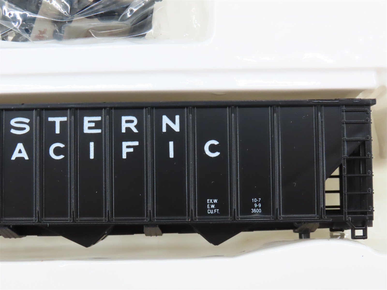 HO Scale Con-Cor Kit 0001-009319 WP Western Pacific Railroad 3-Bay Hopper #10150