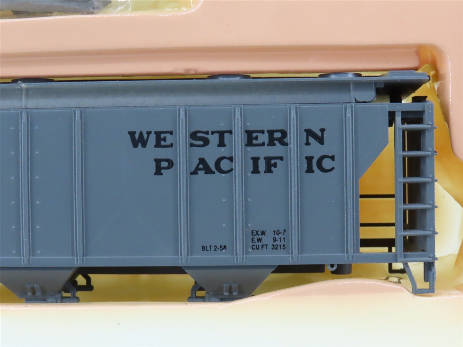 HO Scale Con-Cor Kit 0001-009521 WP Western Pacific 3-Bay Covered Hopper #11506