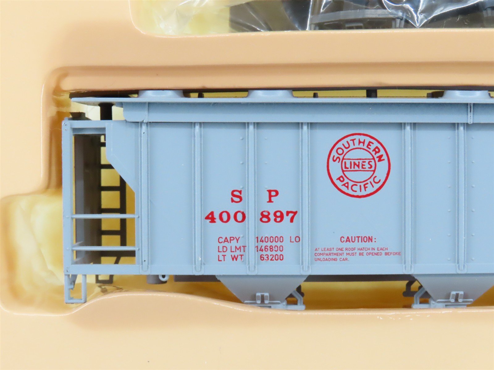 HO Scale Con-Cor Kit 001-009502 SP Southern Pacific 3-Bay Covered Hopper #400897