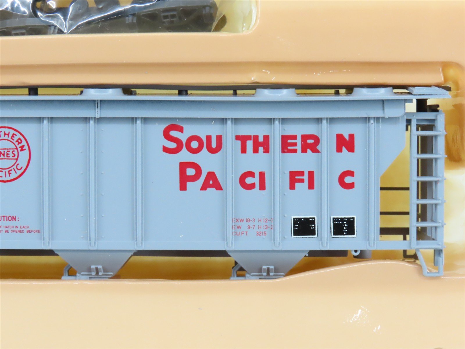 HO Scale Con-Cor Kit 001-009502 SP Southern Pacific 3-Bay Covered Hopper #400897