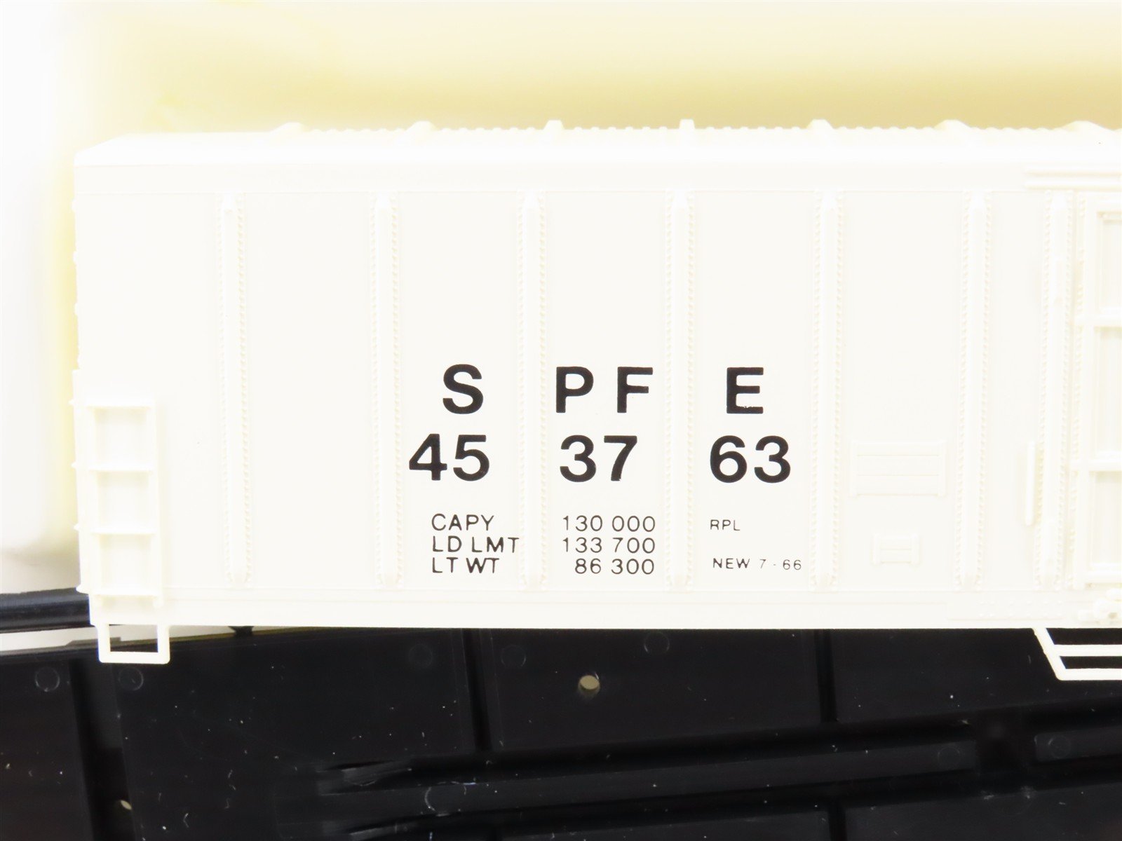 HO Scale Con-Cor Kit 0001-009802-4 SPFE Pacific Fruit Express 57' Reefer #453763