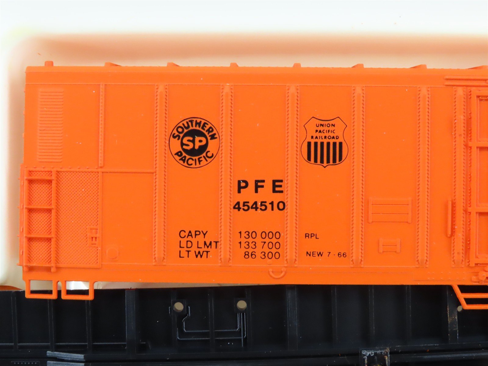 HO Scale Con-Cor Kit 0001-009801-4 PFE Pacific Fruit Express 57' Reefer #454510