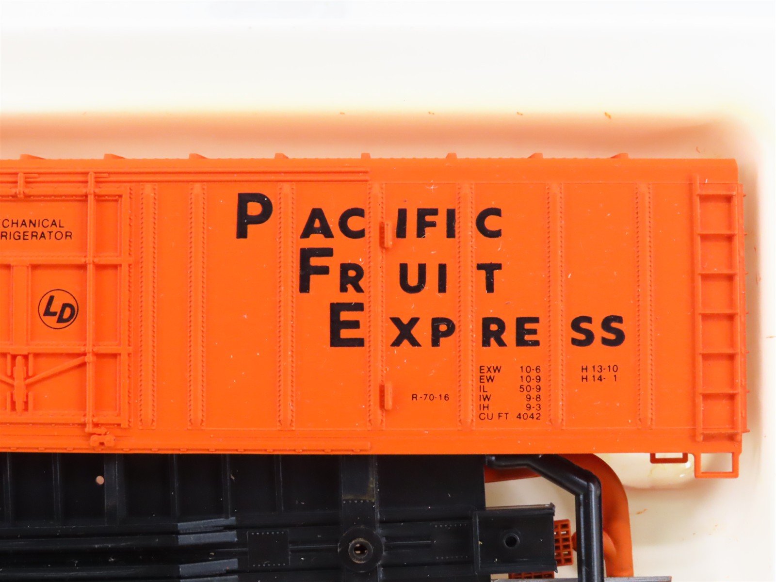 HO Scale Con-Cor Kit 0001-009801-4 PFE Pacific Fruit Express 57' Reefer #454510