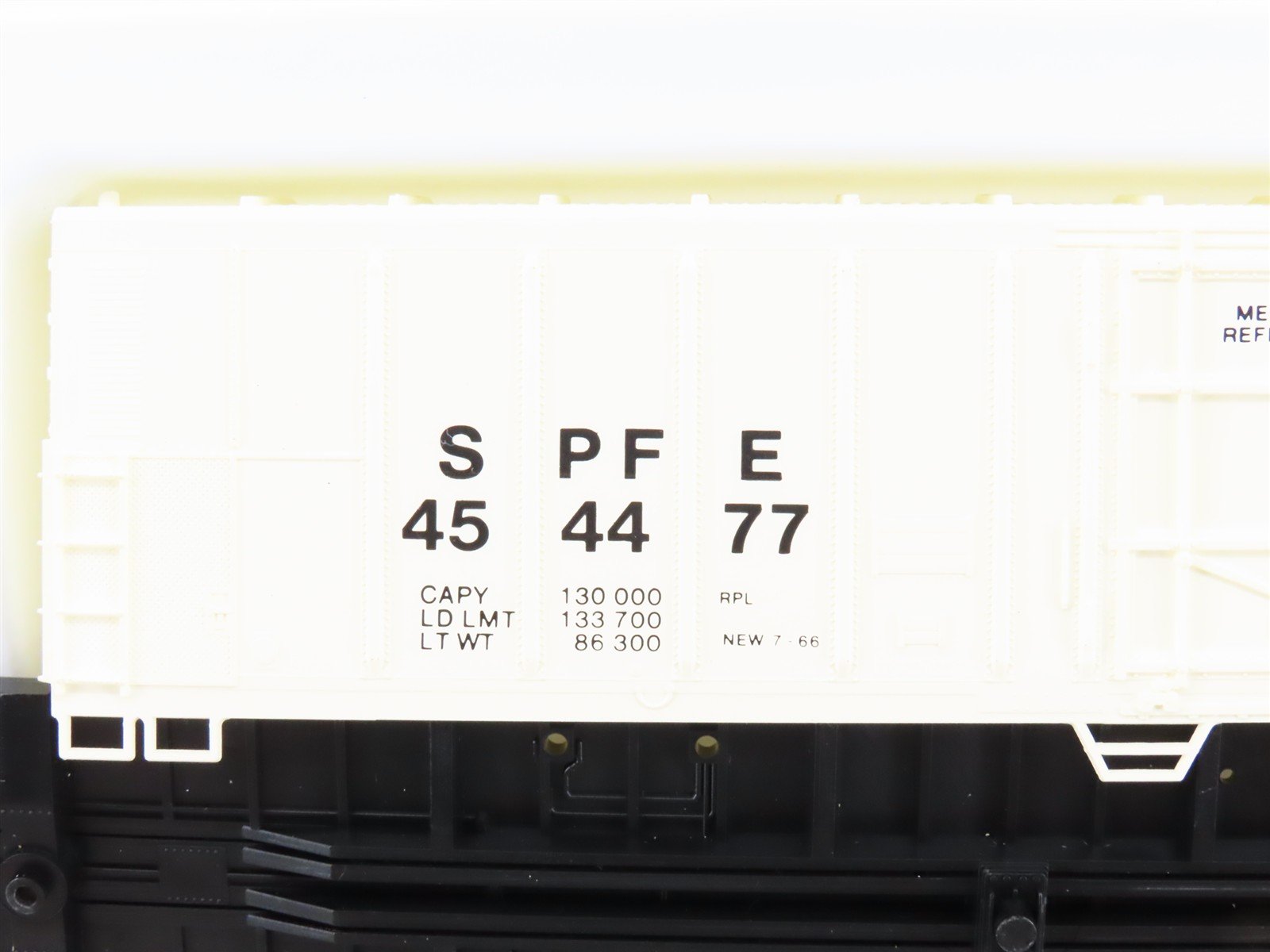 HO Scale Con-Cor Kit 0001-009804-6 SPFE Pacific Fruit Express 57' Reefer #454477