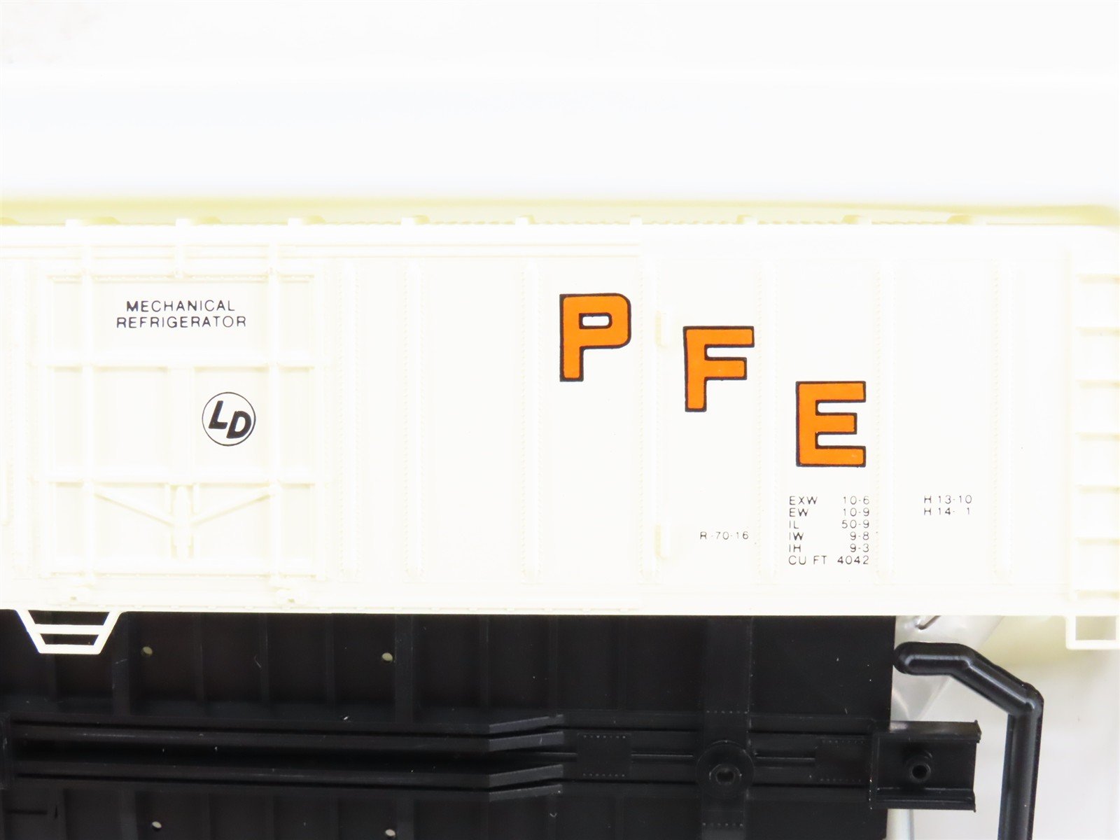 HO Scale Con-Cor Kit 0001-009804-6 SPFE Pacific Fruit Express 57' Reefer #454477