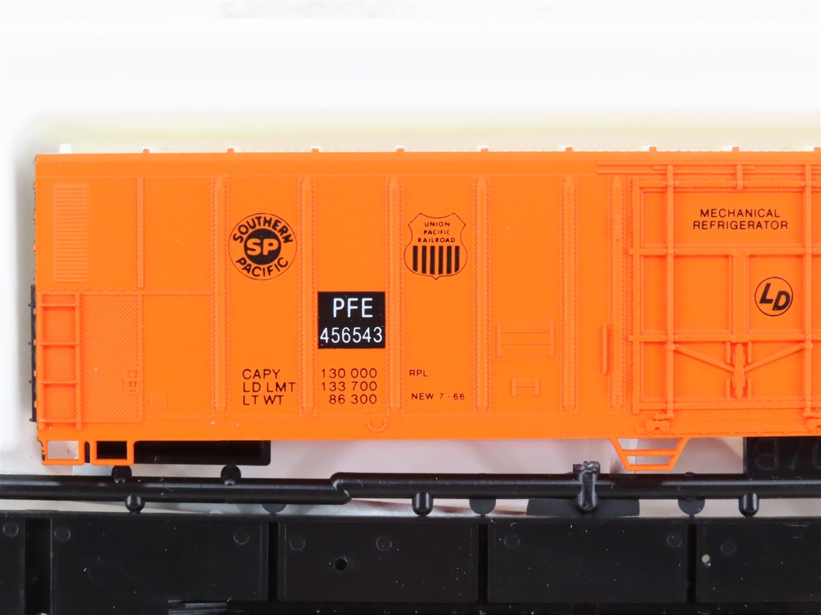 HO Scale Con-Cor Kit 0001-009803-12 PFE Pacific Fruit Express 57' Reefer #456543