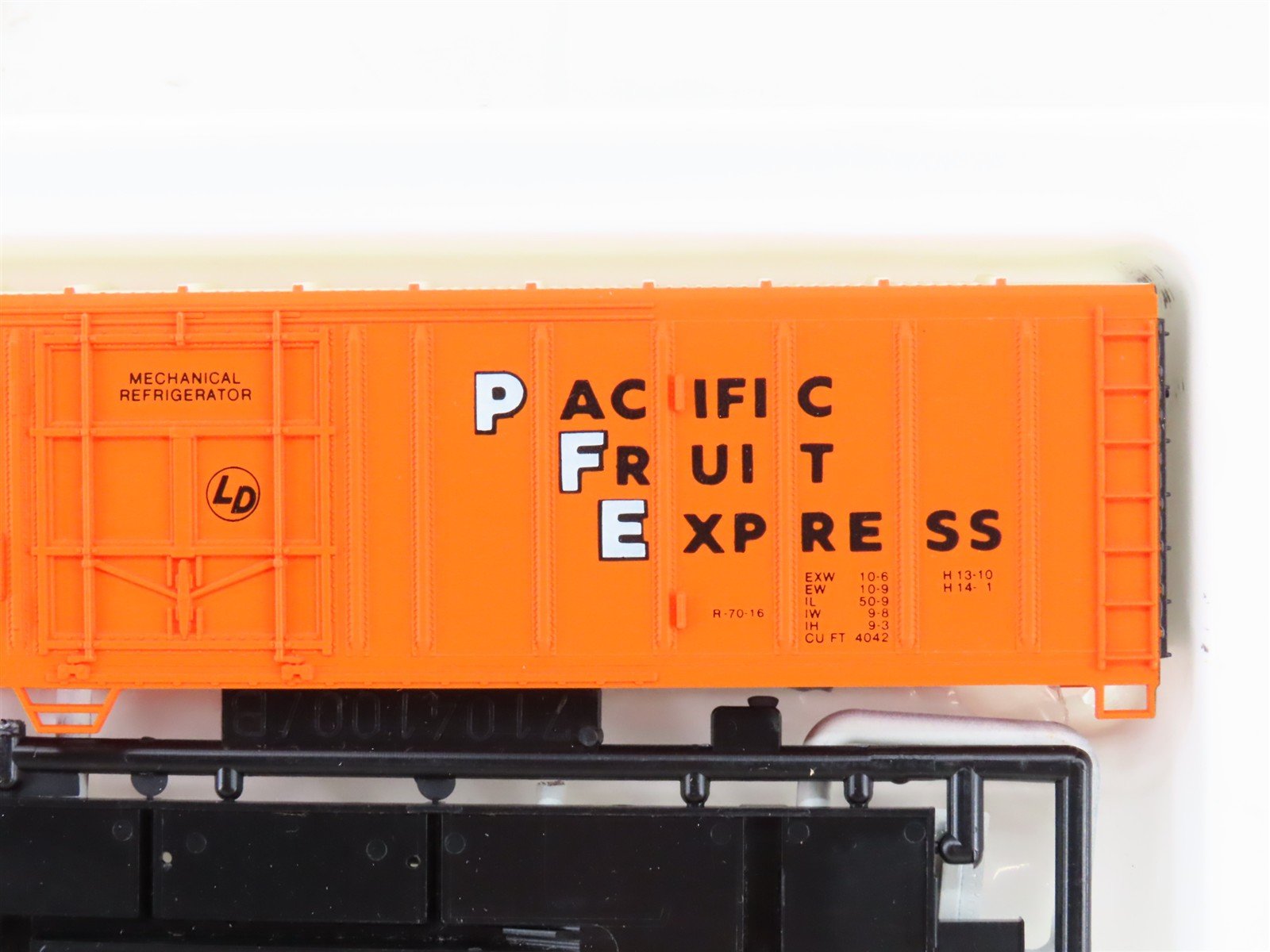 HO Scale Con-Cor Kit 0001-009803-12 PFE Pacific Fruit Express 57' Reefer #456543