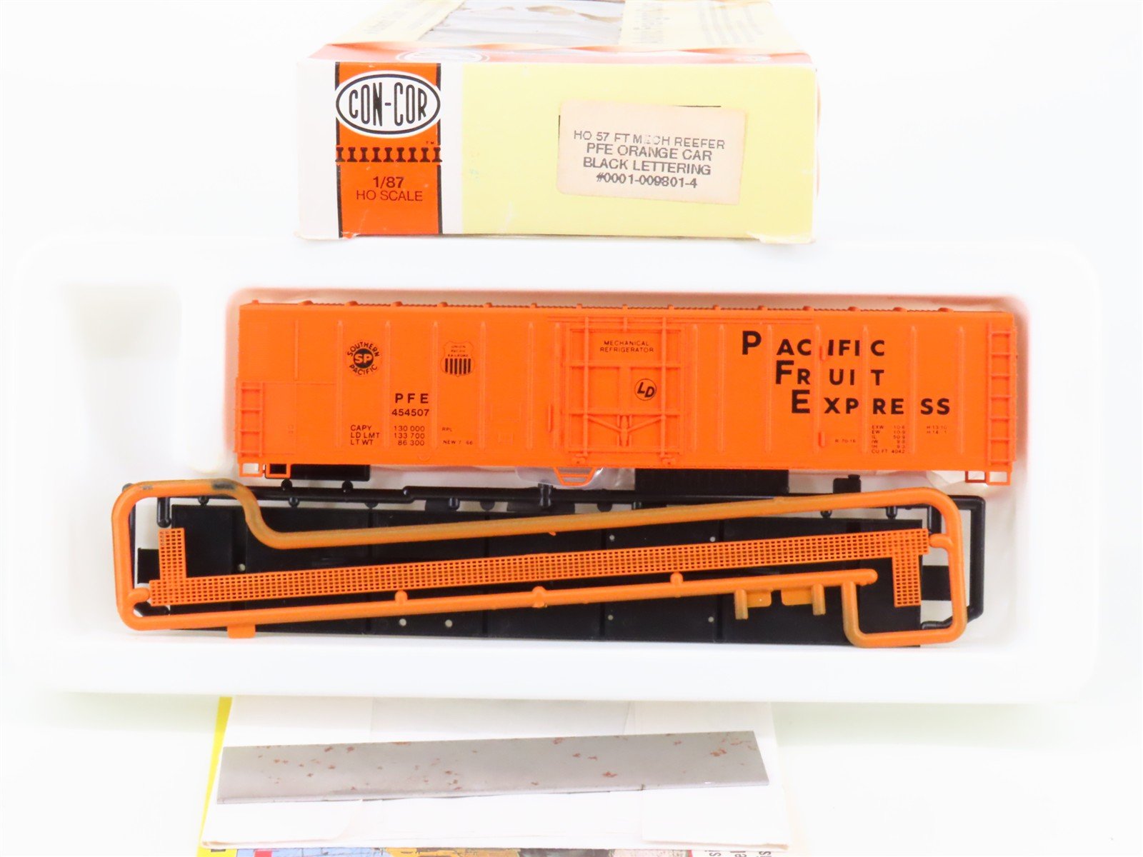 HO Scale Con-Cor Kit 0001-009801-4 PFE Pacific Fruit Express 57' Reefer #454507