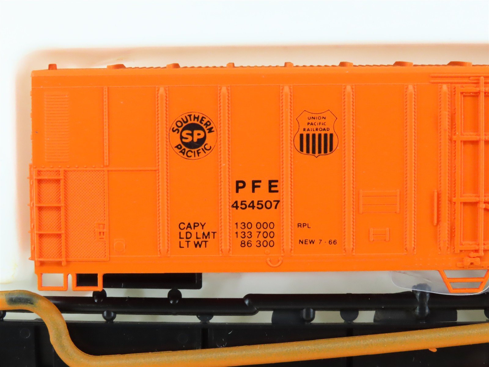HO Scale Con-Cor Kit 0001-009801-4 PFE Pacific Fruit Express 57' Reefer #454507