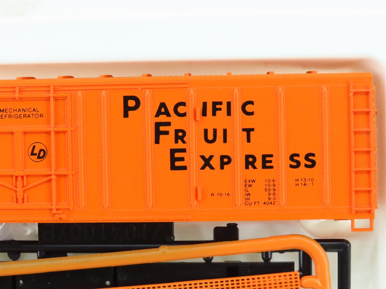 HO Scale Con-Cor Kit 0001-009801-4 PFE Pacific Fruit Express 57' Reefer #454507