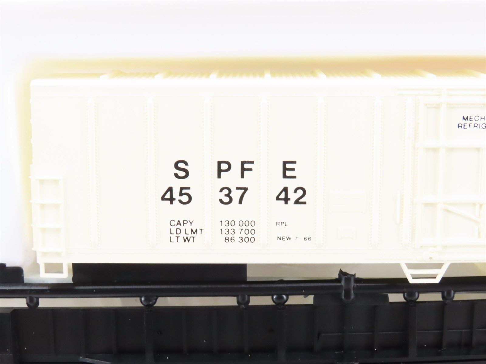 HO Scale Con-Cor Kit 0001-009802-2 SPFE Pacific Fruit Express 57' Reefer #453742