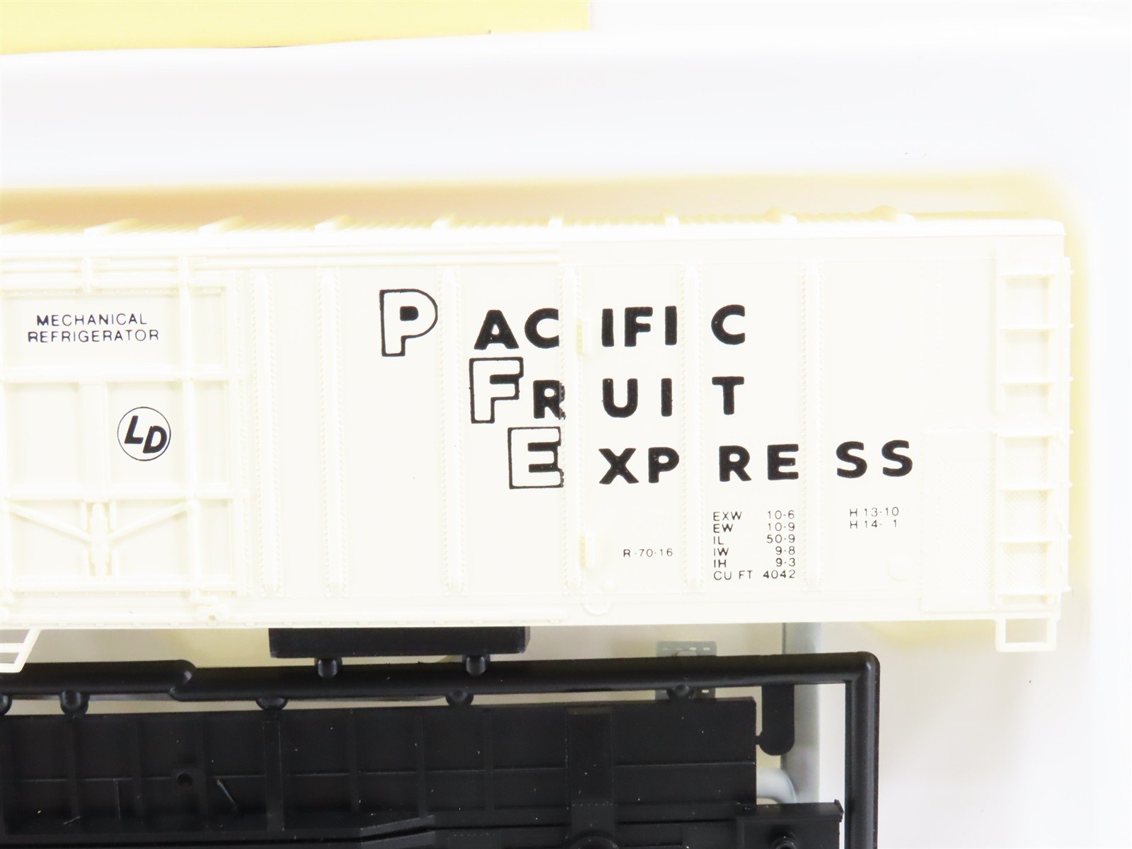 HO Scale Con-Cor Kit 0001-009802-2 SPFE Pacific Fruit Express 57' Reefer #453742