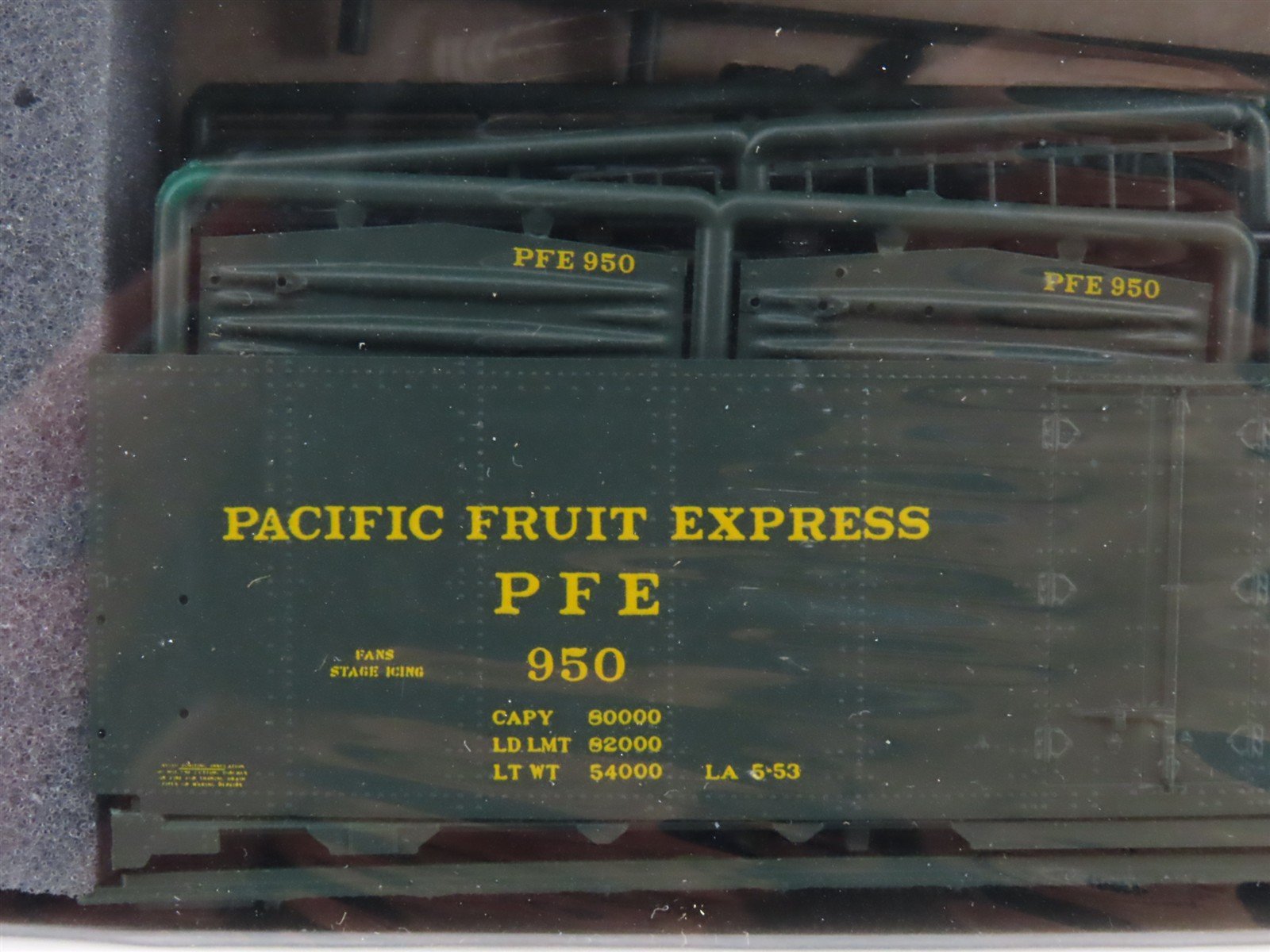 HO InterMountain Kit 500-41712P-F PFE Pacific Fruit Express Reefer #950 -Sealed