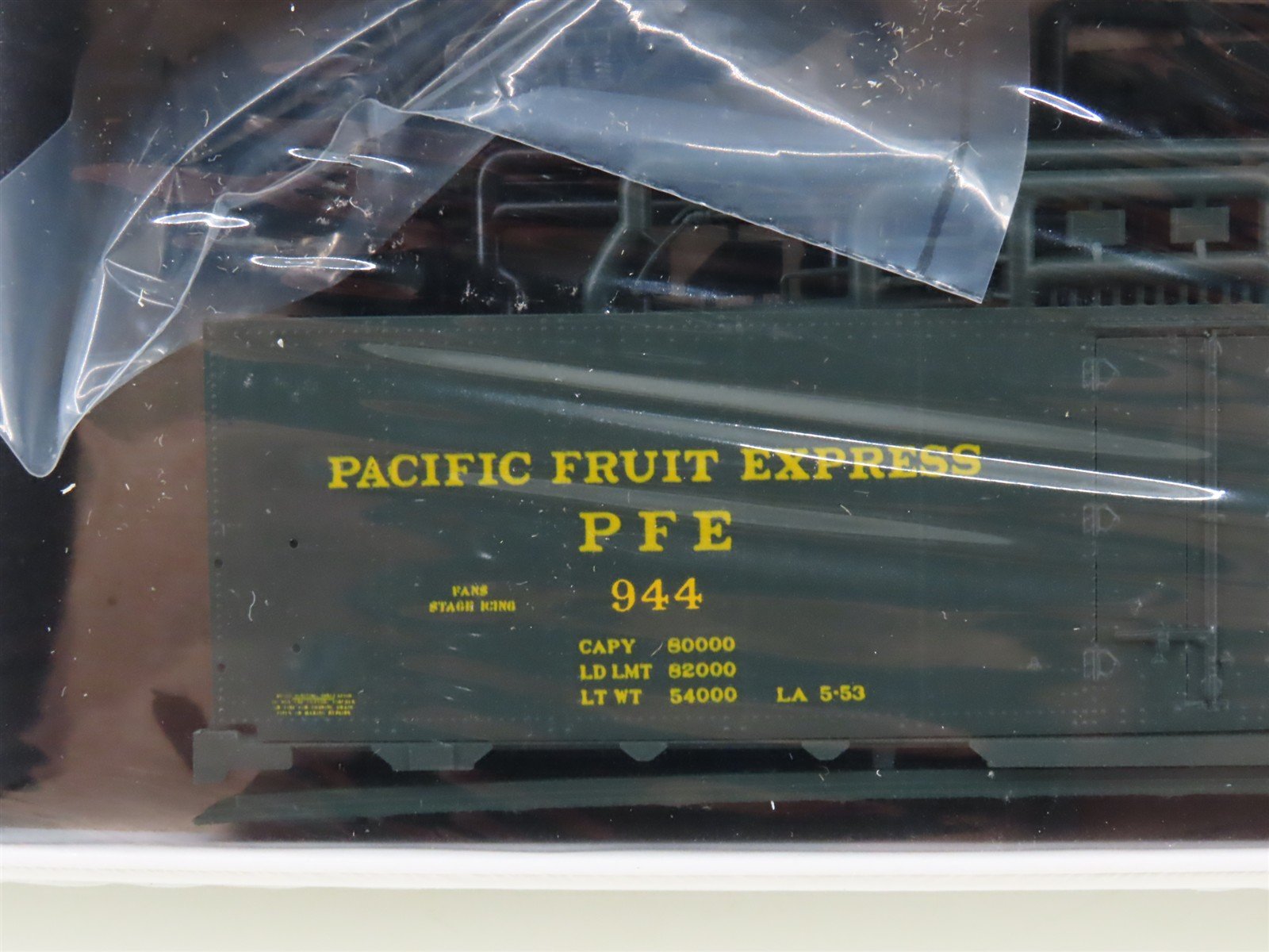 HO InterMountain Kit 500-41712P-C PFE Pacific Fruit Express Reefer #944 - Sealed